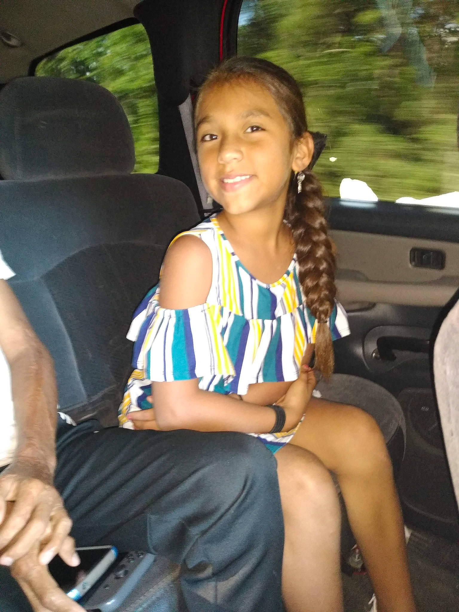 Alondra is registered to the contest to win money with this photo: auto_part, car, car_seat, child, family_car, joy, leg, long_hair, person, sitting, smile, vacation, vehicle