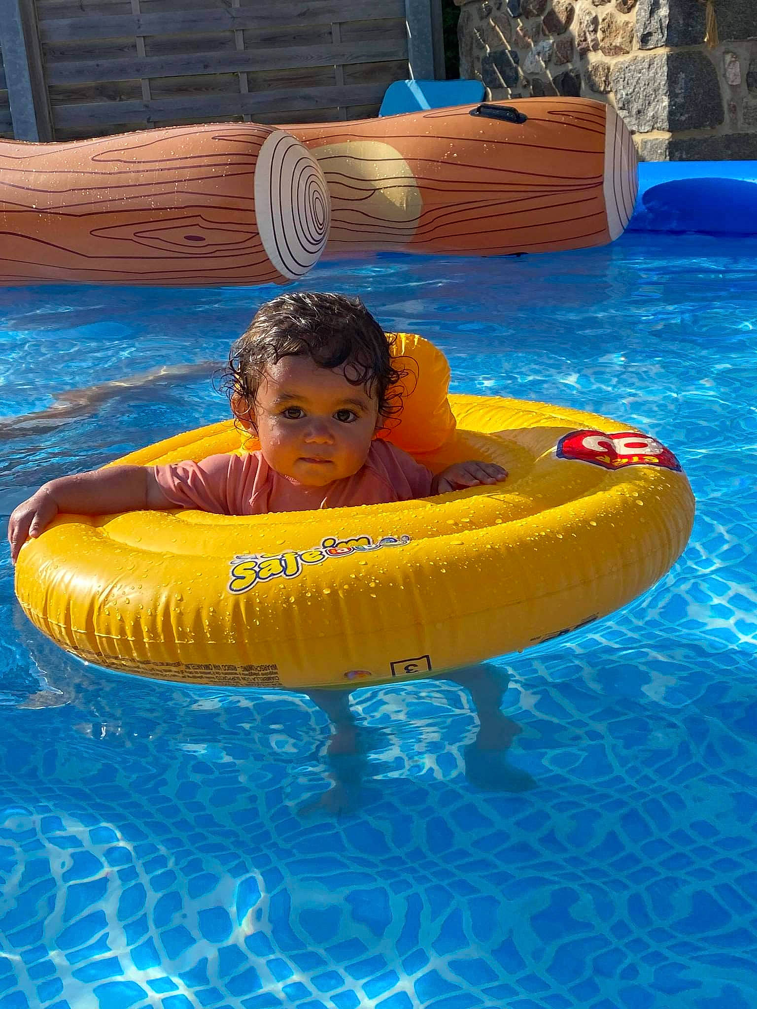 Luna participe au concours pour gagner de l'argent avec cette photo : aqua, baby, baby_float, blue, child, fun, games, inflatable, leisure, leisure_centre, mammal, nonbuilding_structure, outdoor_recreation, person, personal_protective_equipment, play, recreation, swimming_pool, toddler, water