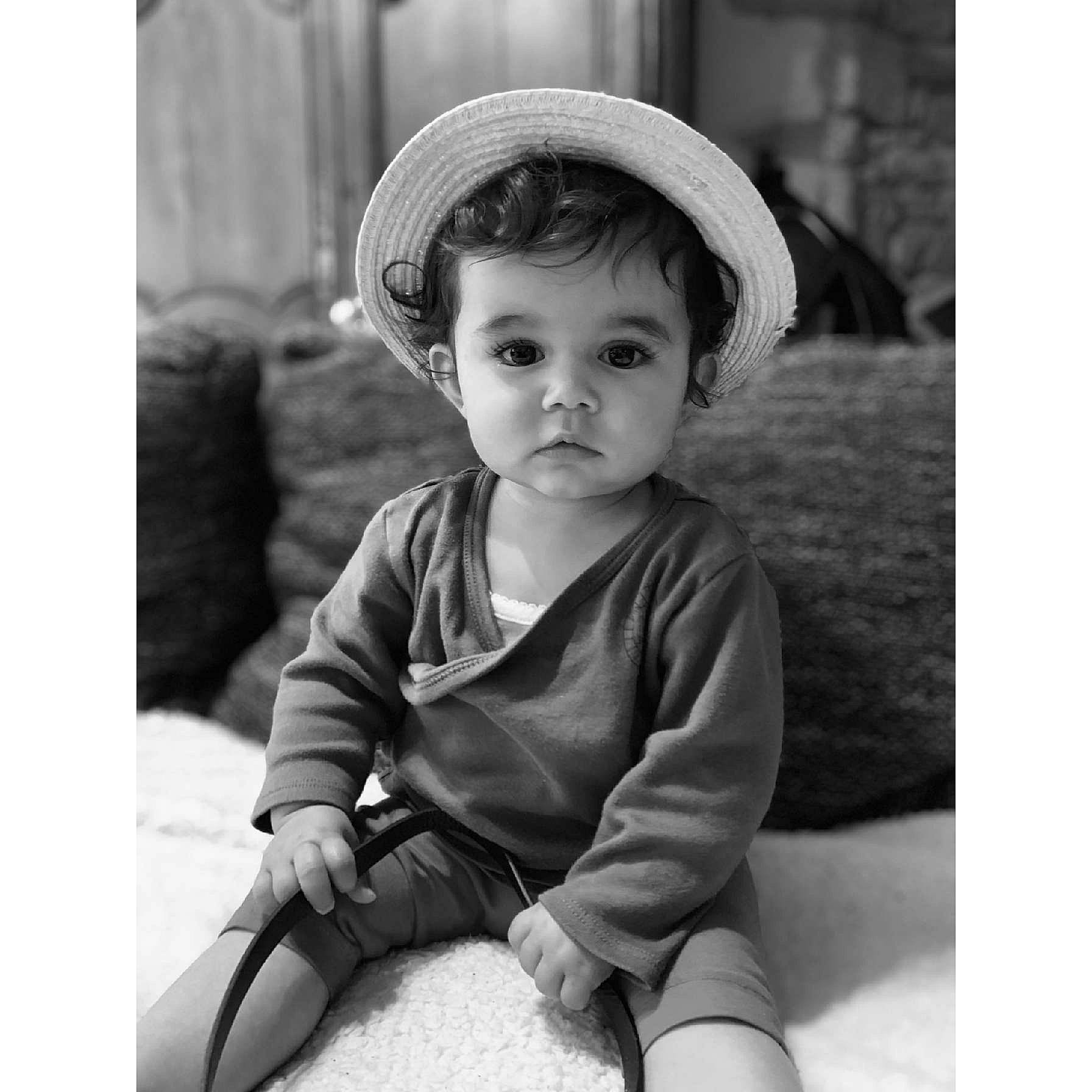 Luna a rejoint le concours — aidez-le/la à gagner de superbes lots ! baby, baby_toddler_clothing, black, black_and_white, cheek, comfort, eye, flash_photography, happy, hat, human, human_body, iris, monochrome, monochrome_photography, people, person, sleeve, smile, style