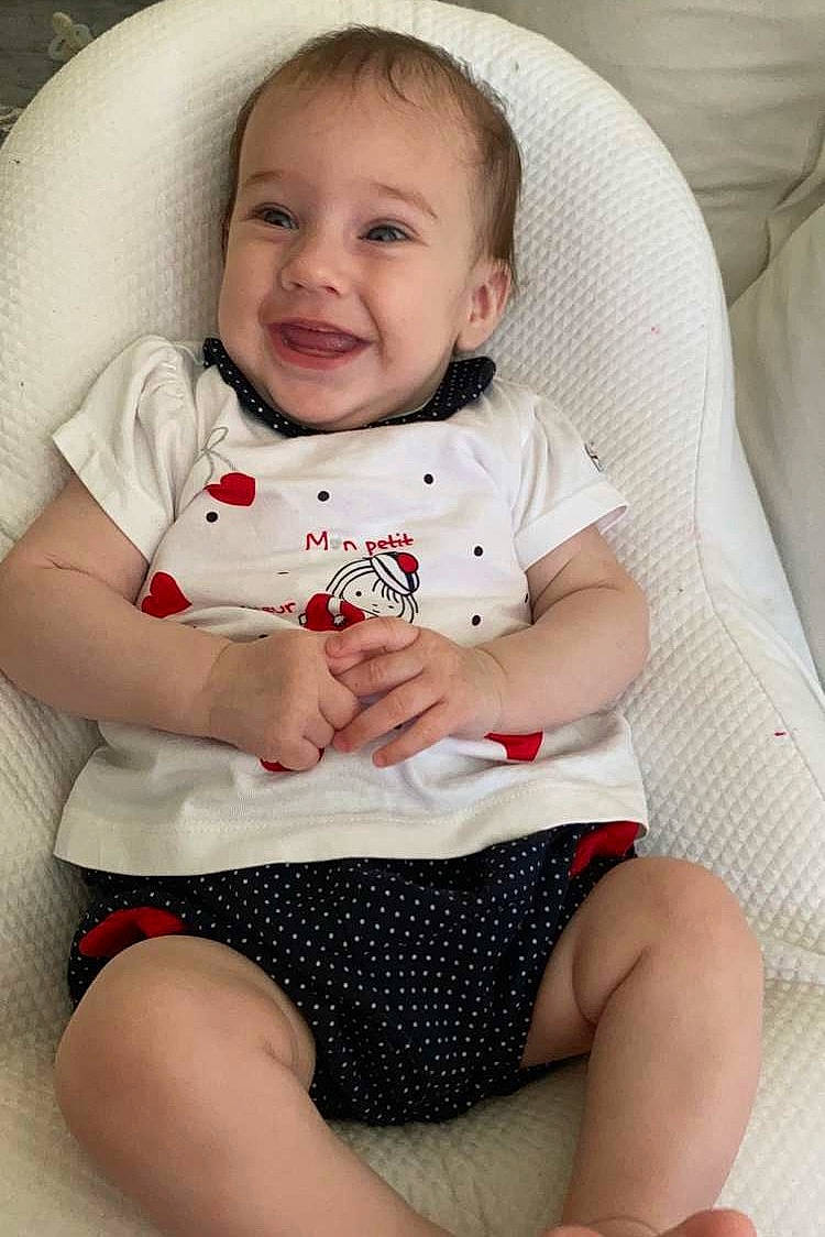 Lyna a rejoint le concours — aidez-le/la à gagner de superbes lots ! baby, baby_toddler_clothing, cheek, comfort, elbow, eye, face, flash_photography, happy, head, iris, joy, knee, leg, lip, person, skin, sleeve, smile, thigh