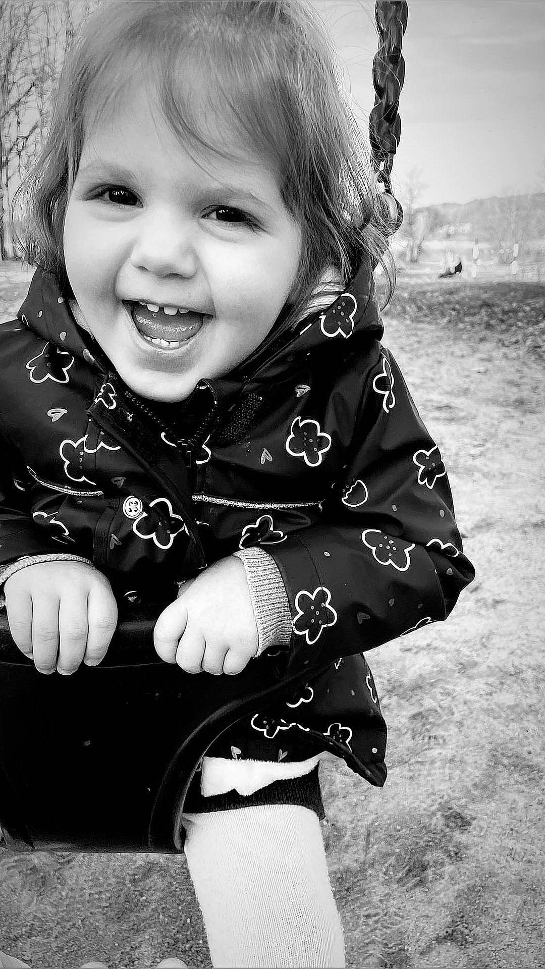 Théa a rejoint le concours — aidez-le/la à gagner de superbes lots ! black, black_and_white, eye, facial_expression, flash_photography, gesture, hand, happy, head, human, iris, joy, lip, people_in_nature, person, photograph, skin, sleeve, smile, standing