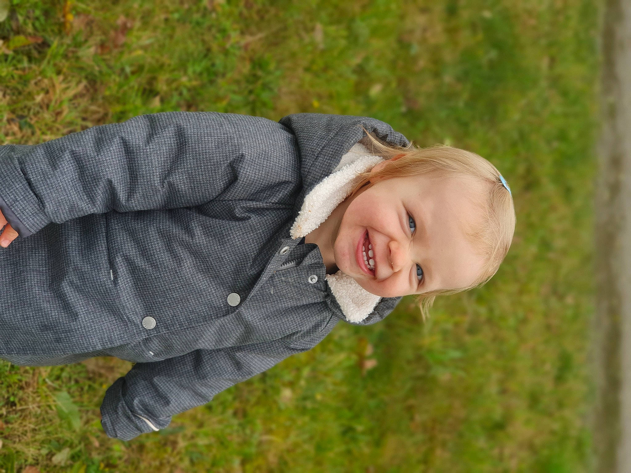 Romane a rejoint le concours — aidez-le/la à gagner de superbes lots ! child, face, fun, grass, grass_family, grassland, happy, joy, landscape, laugh, leaf, people_in_nature, person, plant, portrait_photography, prairie, sitting, sleeve, smile, toddler