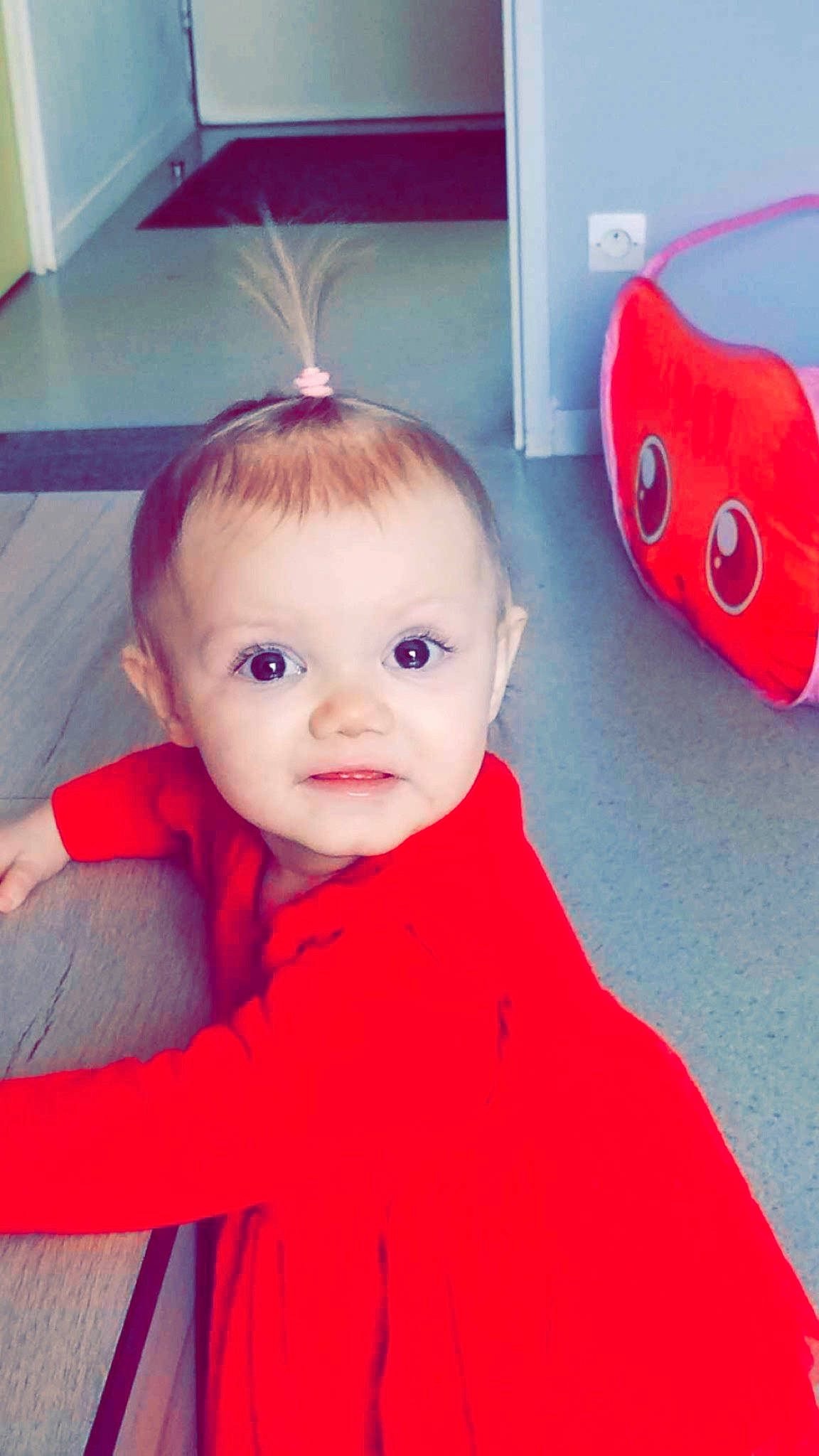 Mya participe au concours pour gagner de l'argent avec cette photo : baby, baby_toddler_clothing, carmine, cheek, child, cool, facial_expression, fashion_accessory, flooring, fun, happy, magenta, person, pink, play, room, sitting, sleeve, smile, t_shirt