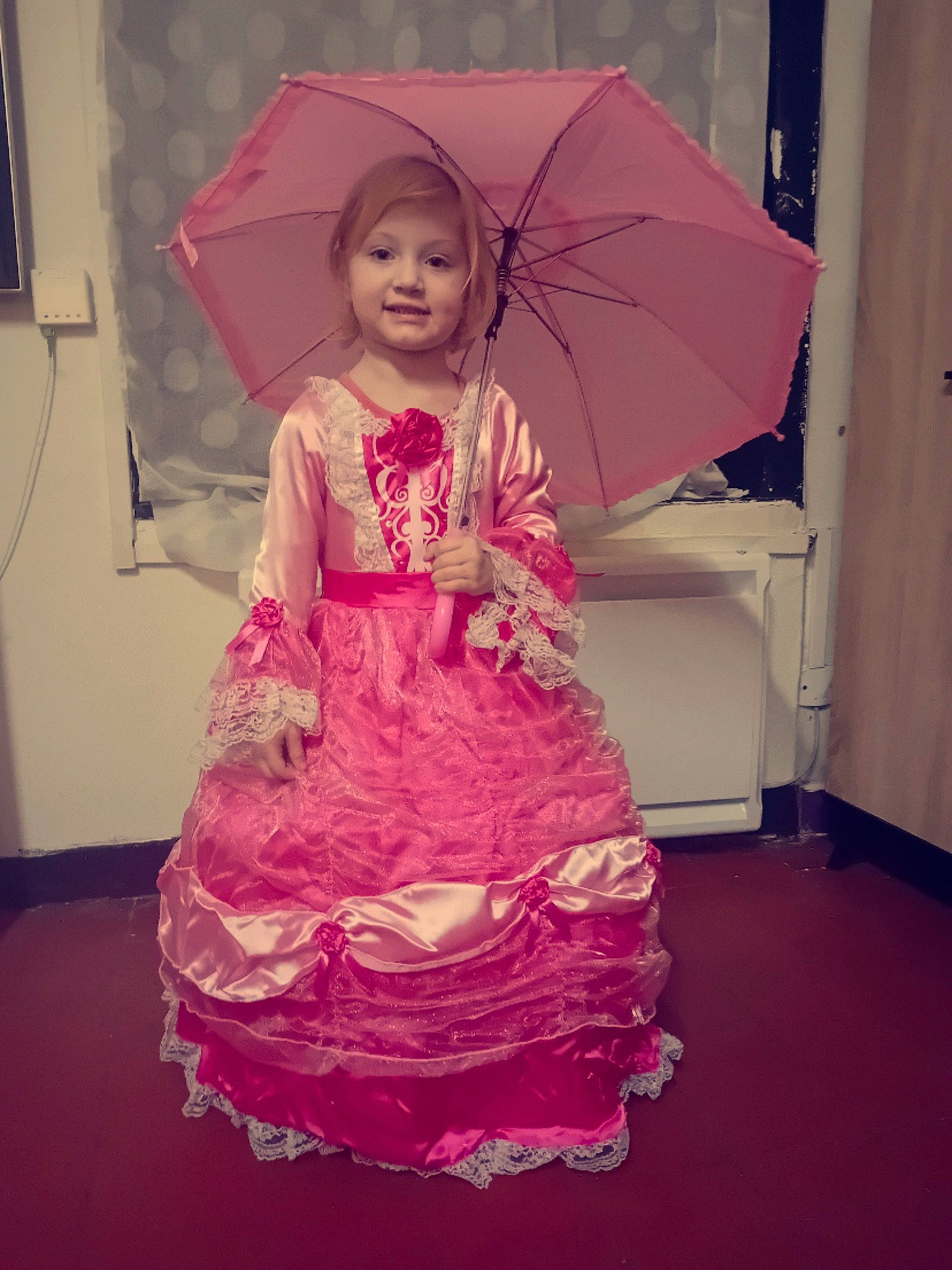 Wendy a rejoint le concours — aidez-le/la à gagner de superbes lots ! day_dress, dress, embellishment, event, fashion_accessory, fashion_design, flooring, formal_wear, gown, happy, magenta, one_piece_garment, peach, person, pink, purple, sitting, sleeve, smile, tradition