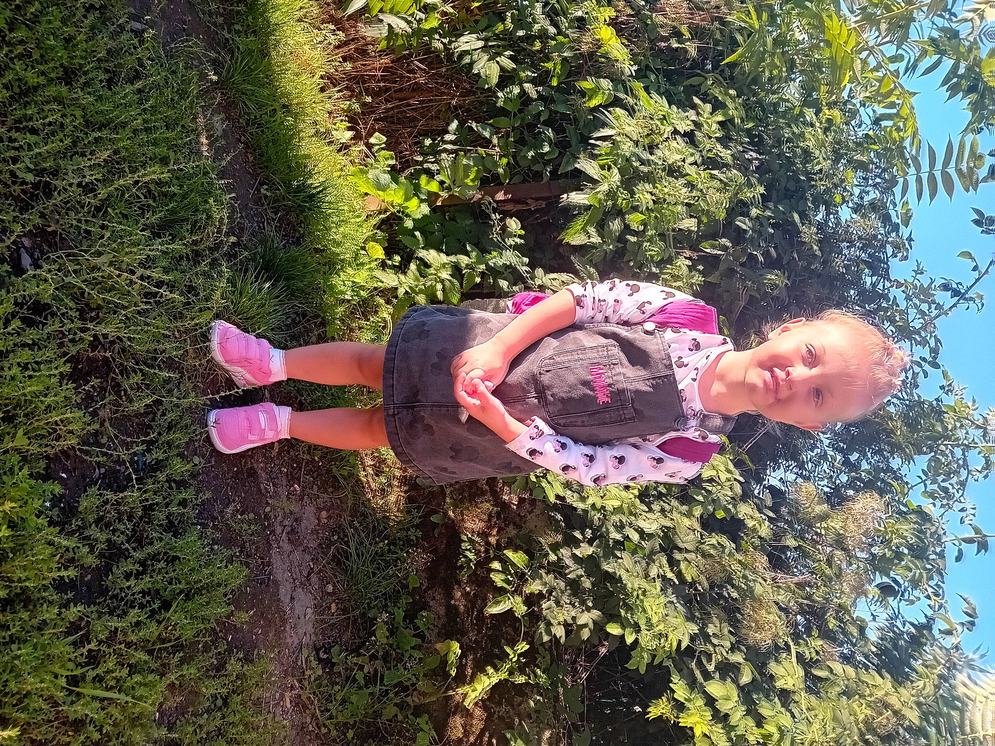 Wendy participe au concours pour gagner de l'argent avec cette photo : fun, garden, grass, happy, landscape, leisure, people_in_nature, person, plant, shrub, sky, smile, soil, thigh, tree