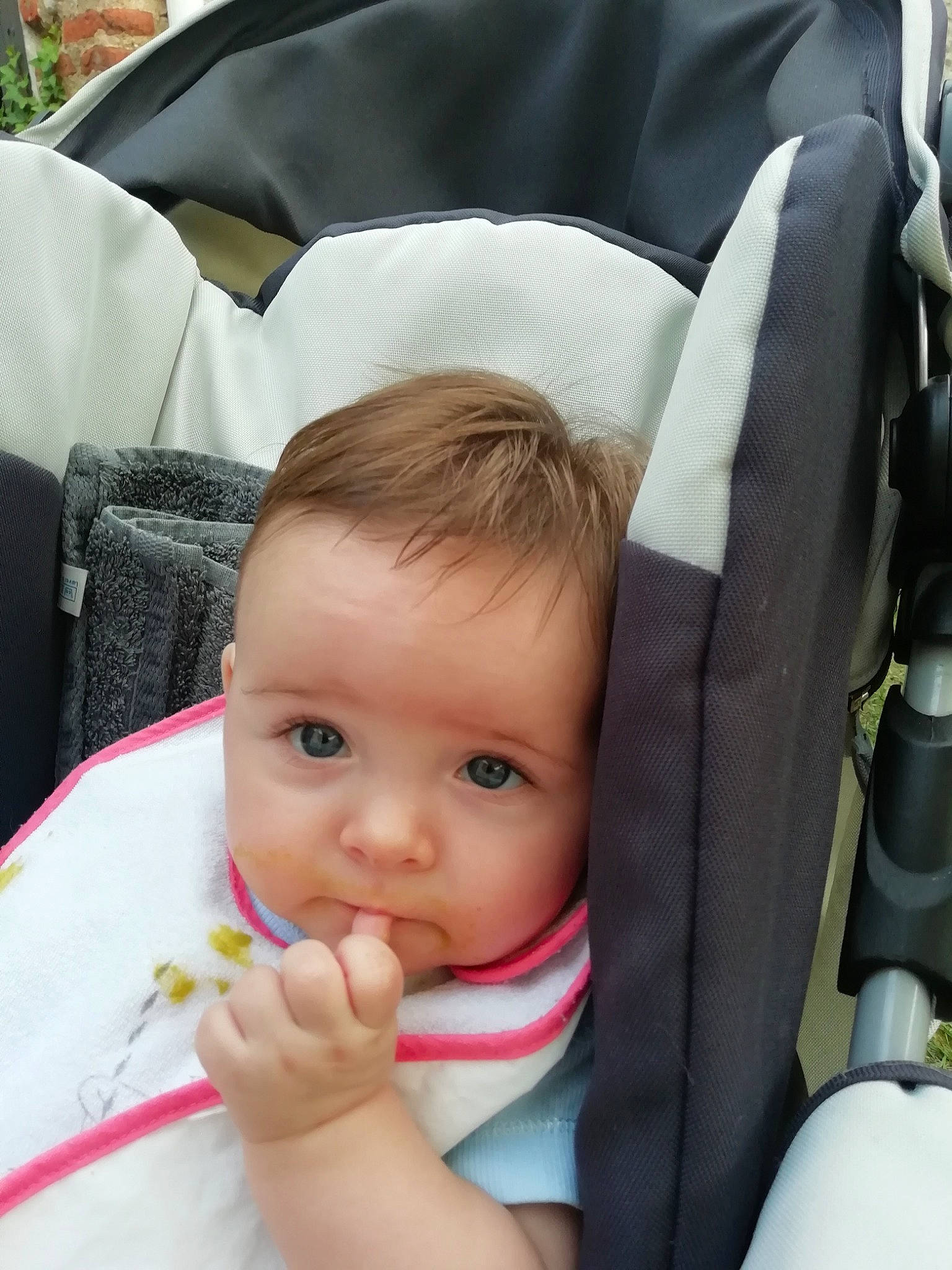 Louna participe au concours pour gagner de l'argent avec cette photo : baby, baby_carriage, baby_products, car_seat, cheek, child, ear, eye, face, finger, head, iris, lip, mouth, nose, person, product, skin, toddler, vacation