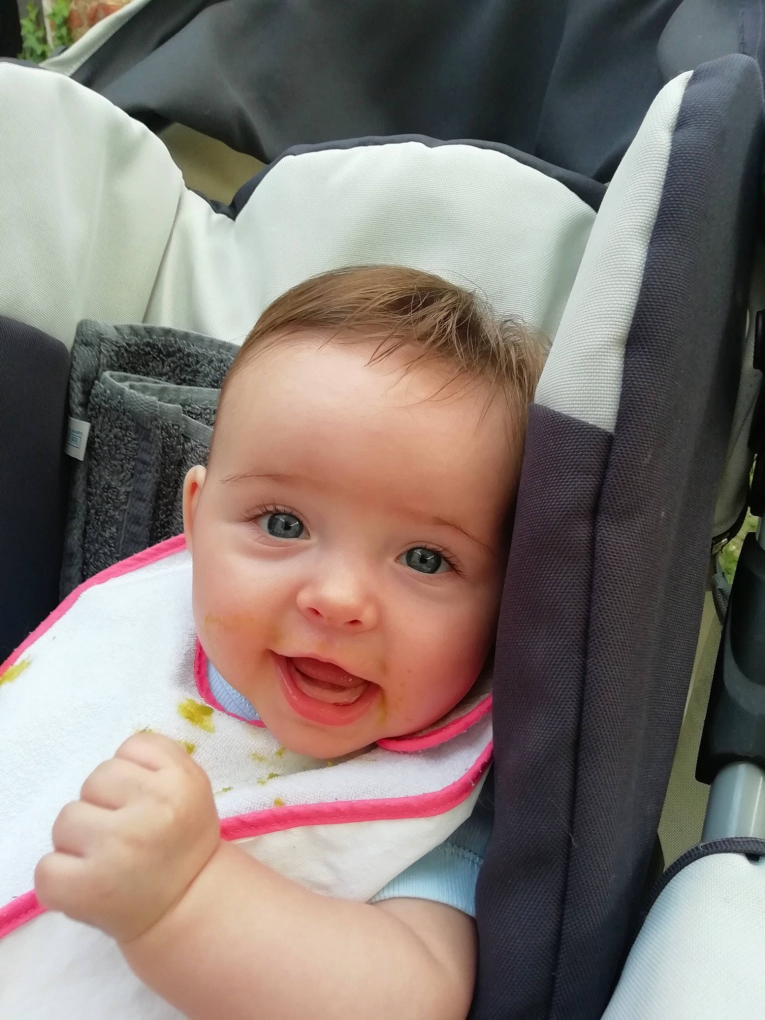 Louna participe au concours pour gagner de l'argent avec cette photo : baby, baby_carriage, baby_in_car_seat, baby_products, beauty, car_seat, cheek, child, chin, eye, face, head, lip, mouth, nose, person, product, skin, smile, toddler