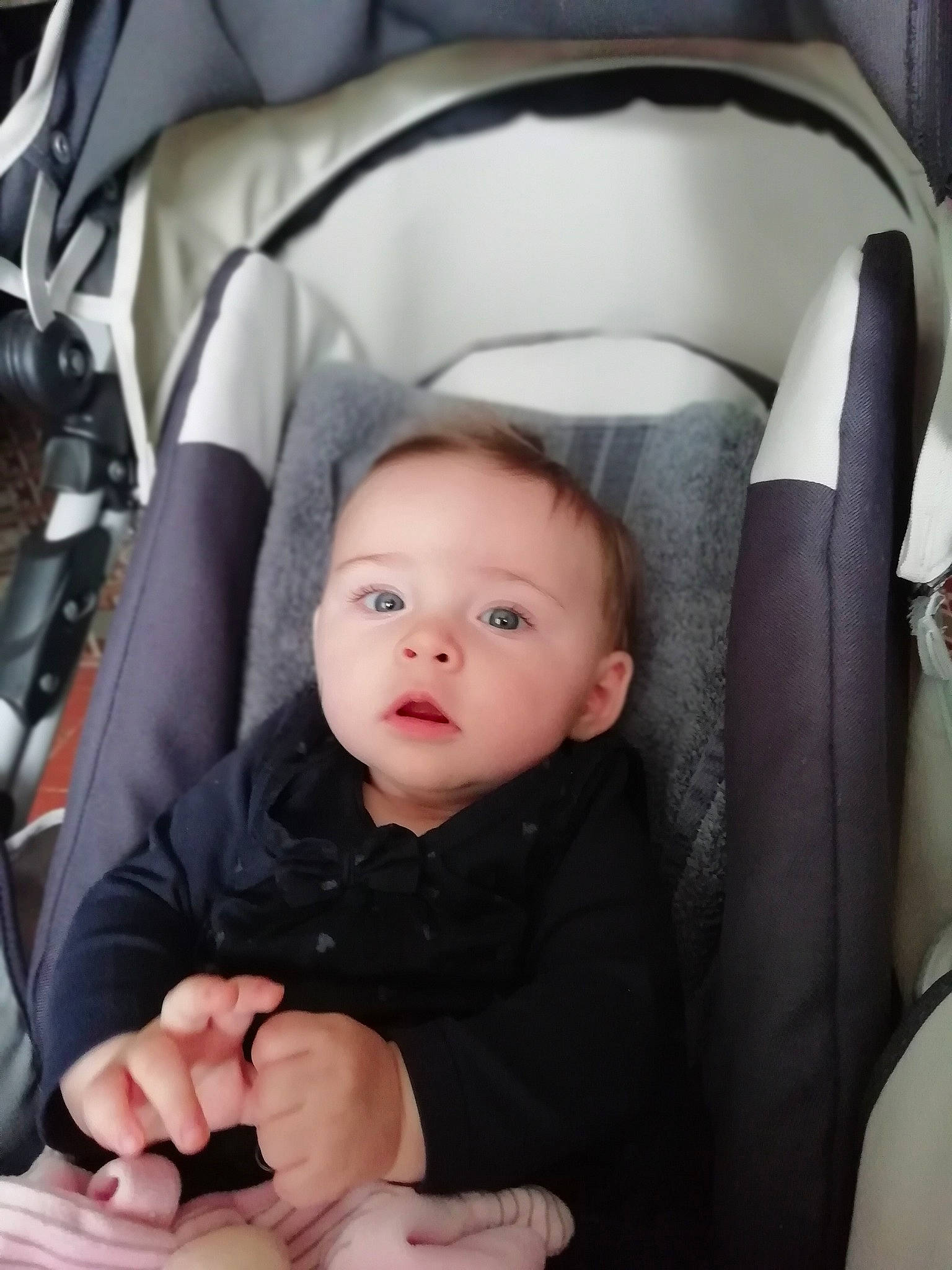 Louna participe au concours pour gagner de l'argent avec cette photo : baby, baby_carriage, baby_in_car_seat, baby_products, beauty, car_seat, cheek, child, eye, face, finger, hand, head, lip, mouth, nose, person, product, sitting, skin