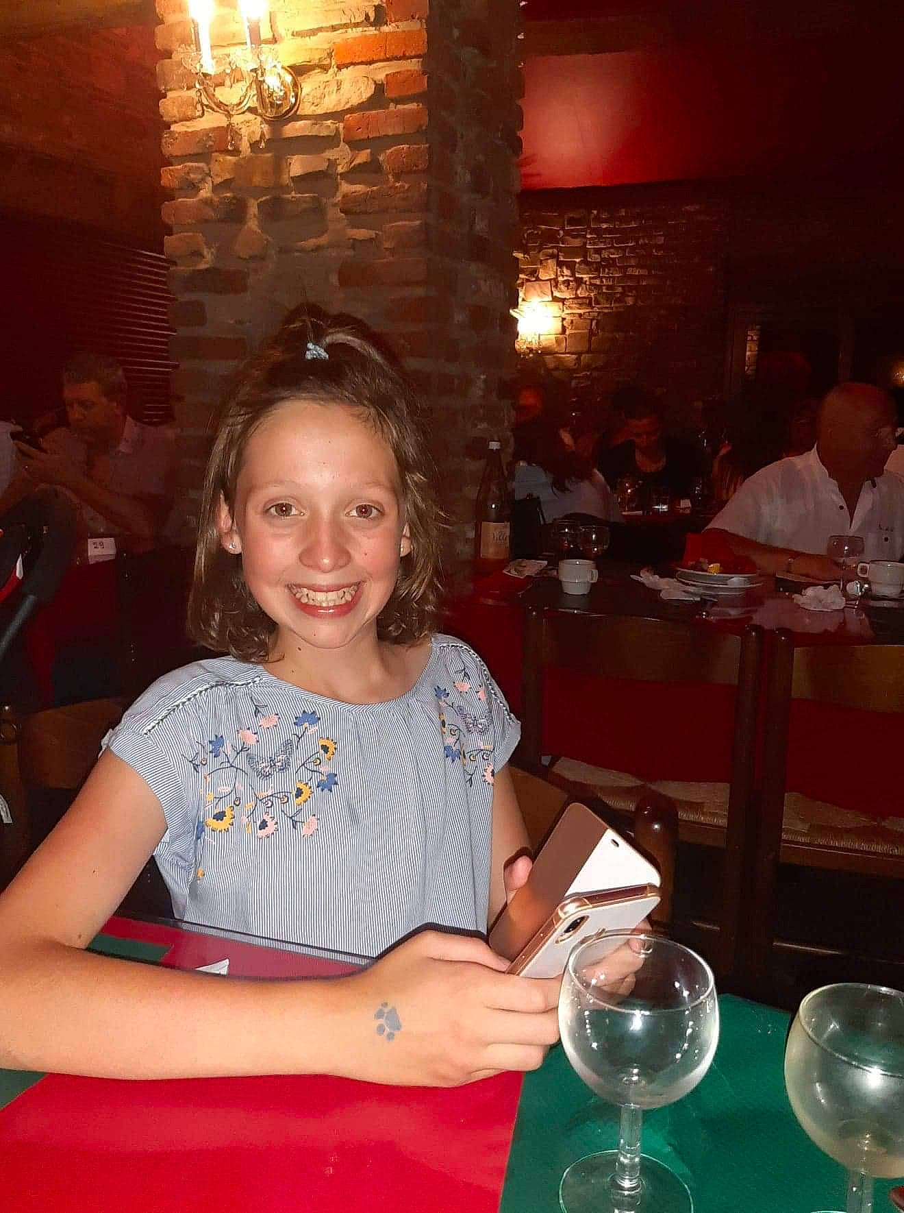 Lily a rejoint le concours — aidez-le/la à gagner de superbes lots ! drinkware, fun, glass, joy, person, restaurant, smile, stemware, tableware, under_exposed, wine_glass