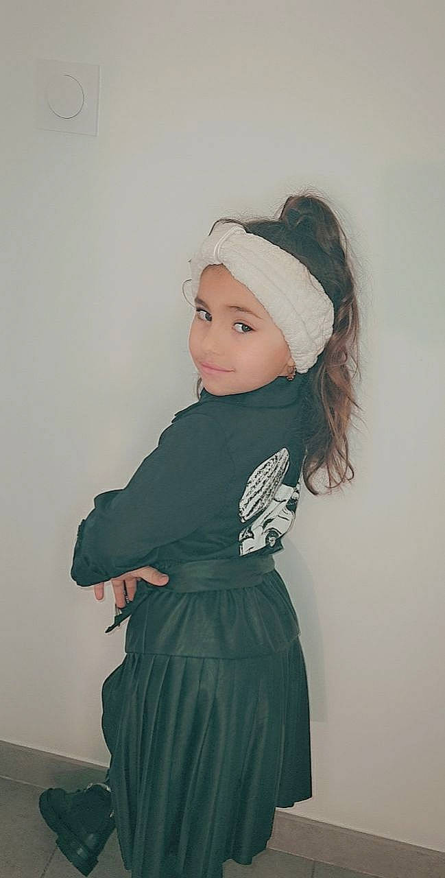 Shelsy participe au concours pour gagner de l'argent avec cette photo : baby_toddler_clothing, bonnet, child_model, costume_accessory, day_dress, headband, headgear, headwear, one_piece_garment, person, sleeve, standing, textile, toddler
