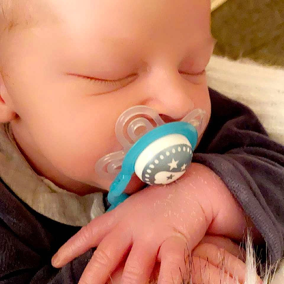 Eden a rejoint le concours — aidez-le/la à gagner de superbes lots ! aqua, baby, baby_products, baby_toddler_clothing, button, cheek, child, ear, eyelash, finger, lip, nail, nail_care, organ, person, product, skin, teal, thumb, toddler