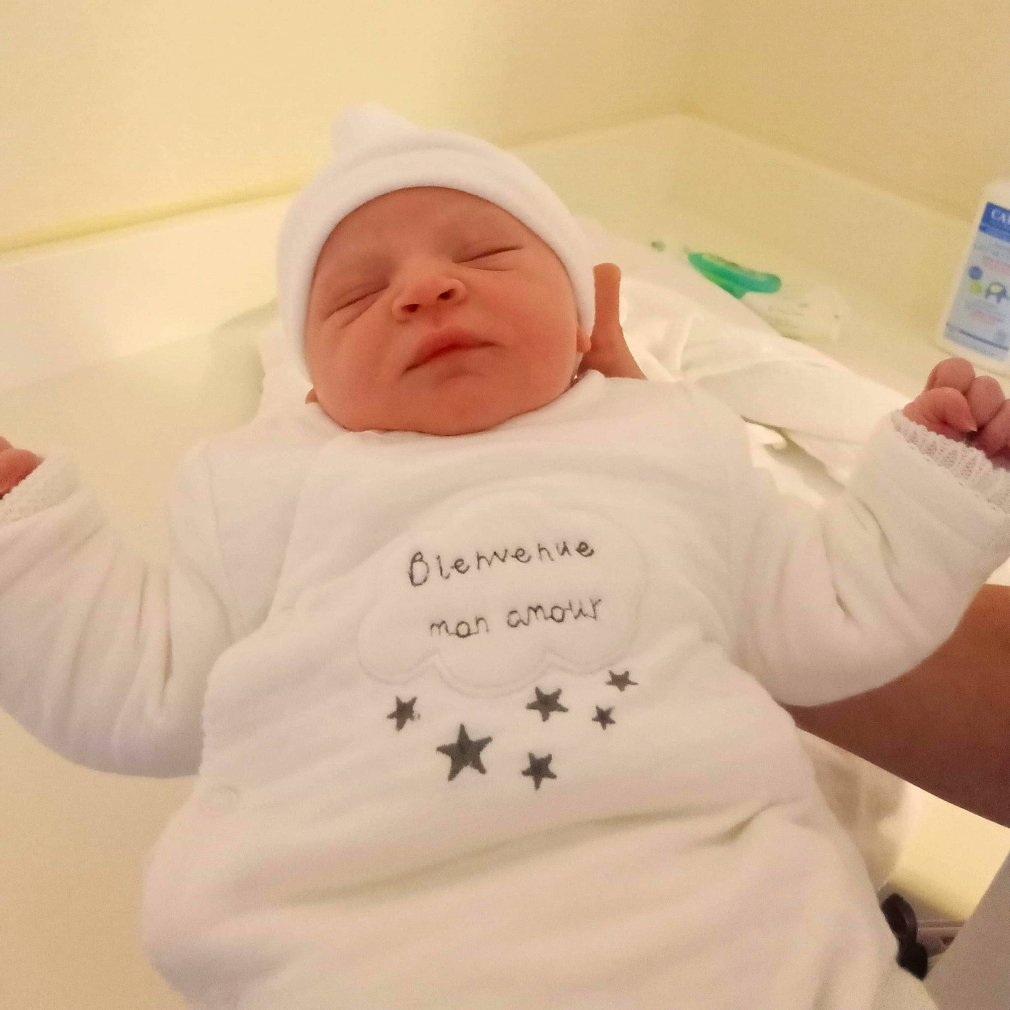 Eden a rejoint le concours — aidez-le/la à gagner de superbes lots ! baby, baby_products, baby_sleeping, baby_toddler_clothing, cheek, child, comfort, hood, hoodie, long_sleeved_t_shirt, person, plastic, plastic_bottle, product, skin, sleeve, sweatshirt, toddler