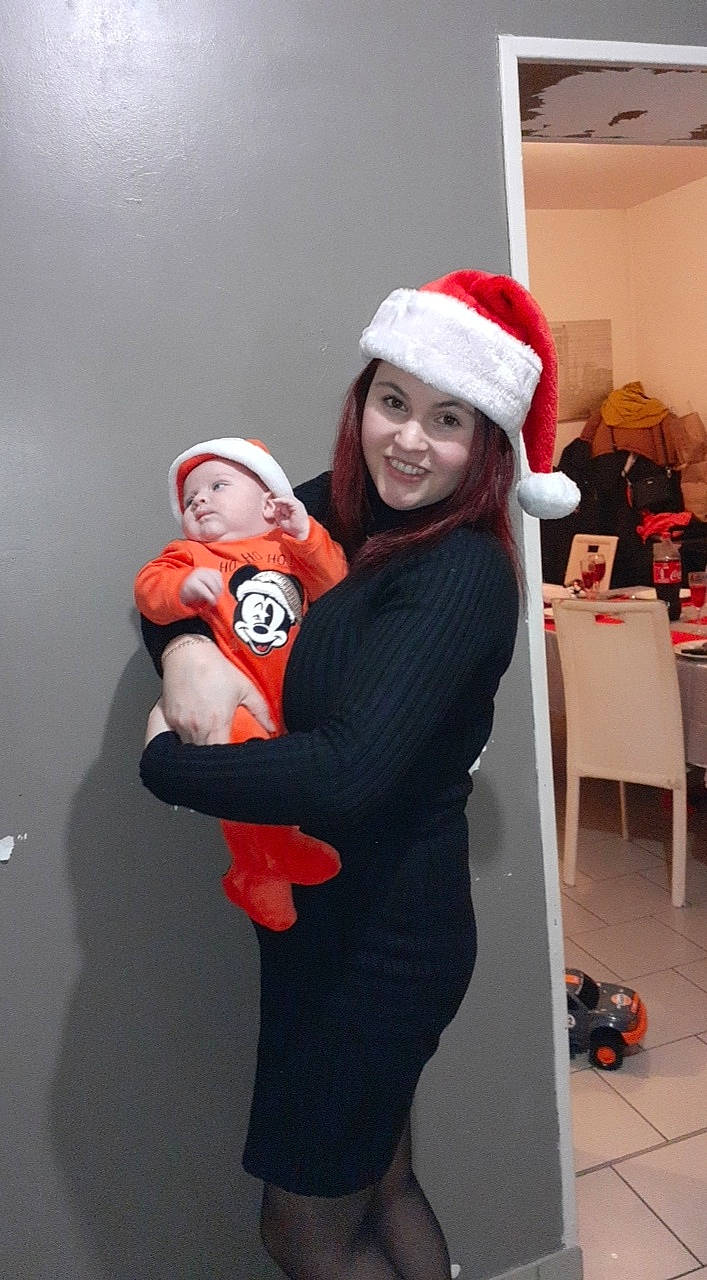 Eden participe au concours pour gagner de l'argent avec cette photo : active_pants, baby, baby_products, bonnet, carmine, christmas, christmas_eve, costume, costume_accessory, costume_hat, eye, fictional_character, fur, fur_clothing, glove, headwear, holiday, human_body, humour, joy