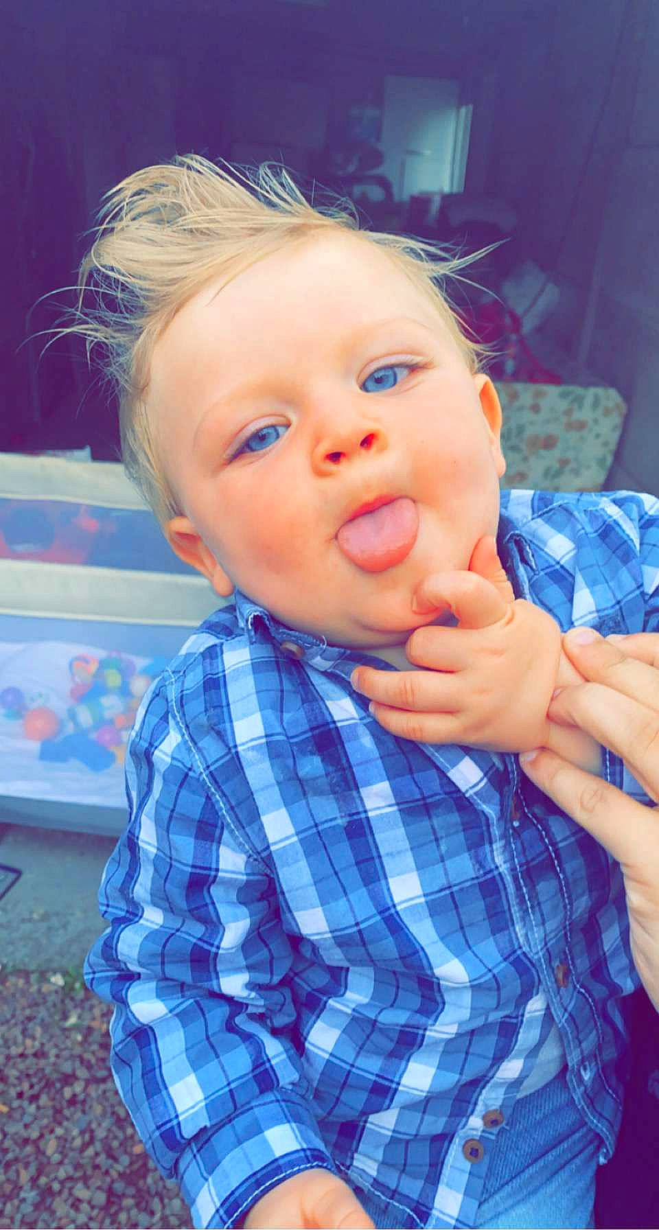 Eden S a rejoint le concours — aidez-le/la à gagner de superbes lots ! azure, blue, cheek, chin, ear, eye, eyebrow, eyelash, face, facial_expression, forehead, hair, hand, head, lip, mouth, nose, person, shoulder, skin