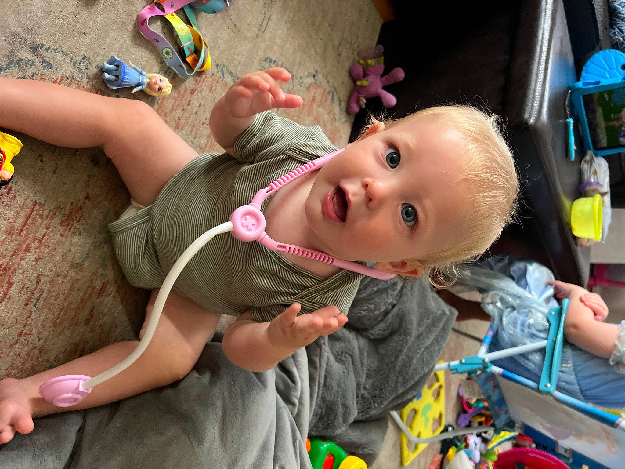 Benjamin is registered to the contest to win money with this photo: baby, baby_toddler_clothing, cheek, child, finger, fun, green, happy, human_leg, leisure, mouth, person, photograph, skin, smile, snapshot, summer, surprise, thigh, toddler