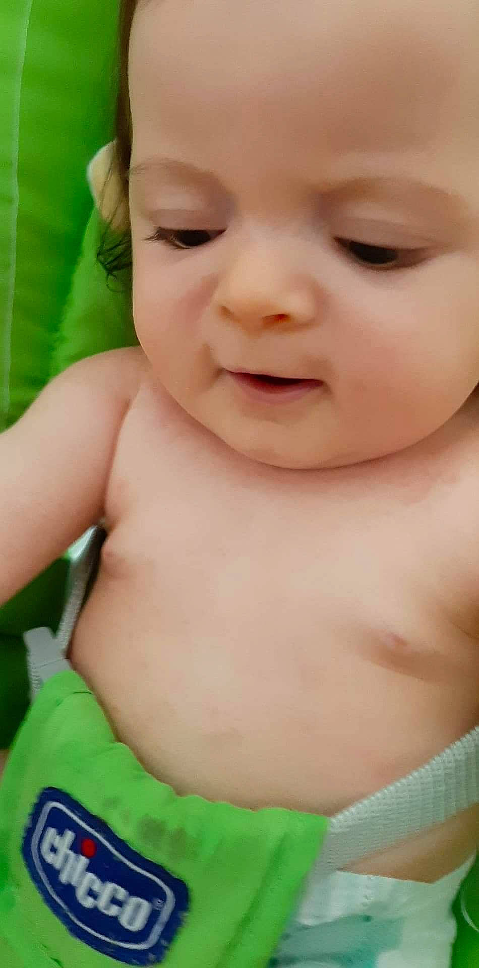 Inaya participe au concours pour gagner de l'argent avec cette photo : baby, baby_toddler_clothing, cheek, chest, eyebrow, eyelash, face, finger, gesture, happy, iris, lip, mouth, muscle, neck, nose, person, skin, sleeve, thumb