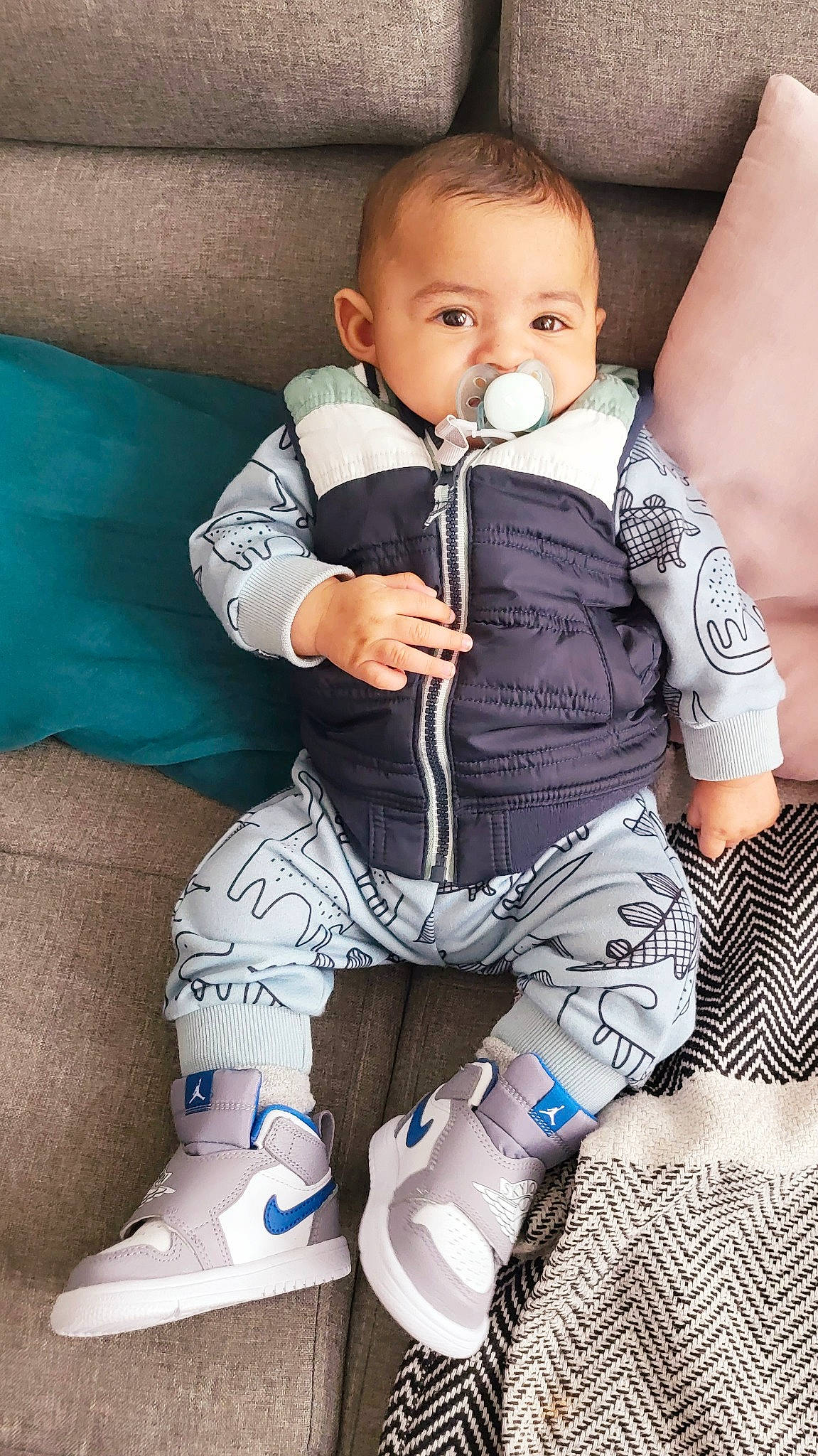 Wesley participe au concours pour gagner de l'argent avec cette photo : baby, baby_toddler_clothing, cheek, child, comfort, face, finger, hand, human_leg, knee, leg, pattern, person, personal_protective_equipment, skin, sleeve, sock, textile, thigh, toddler
