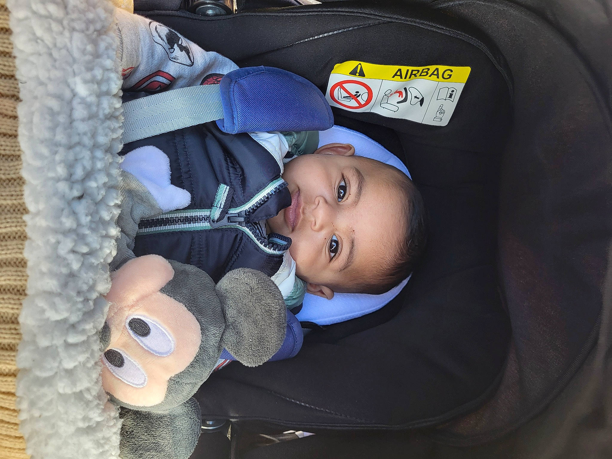 Wesley a rejoint le concours — aidez-le/la à gagner de superbes lots ! baby, baby_carriage, baby_products, baby_safety, baby_sleeping, baby_toddler_clothing, car_seat, cheek, child, comfort, electric_blue, pattern, person, stuffed_toy, toddler, toy, wood, wool