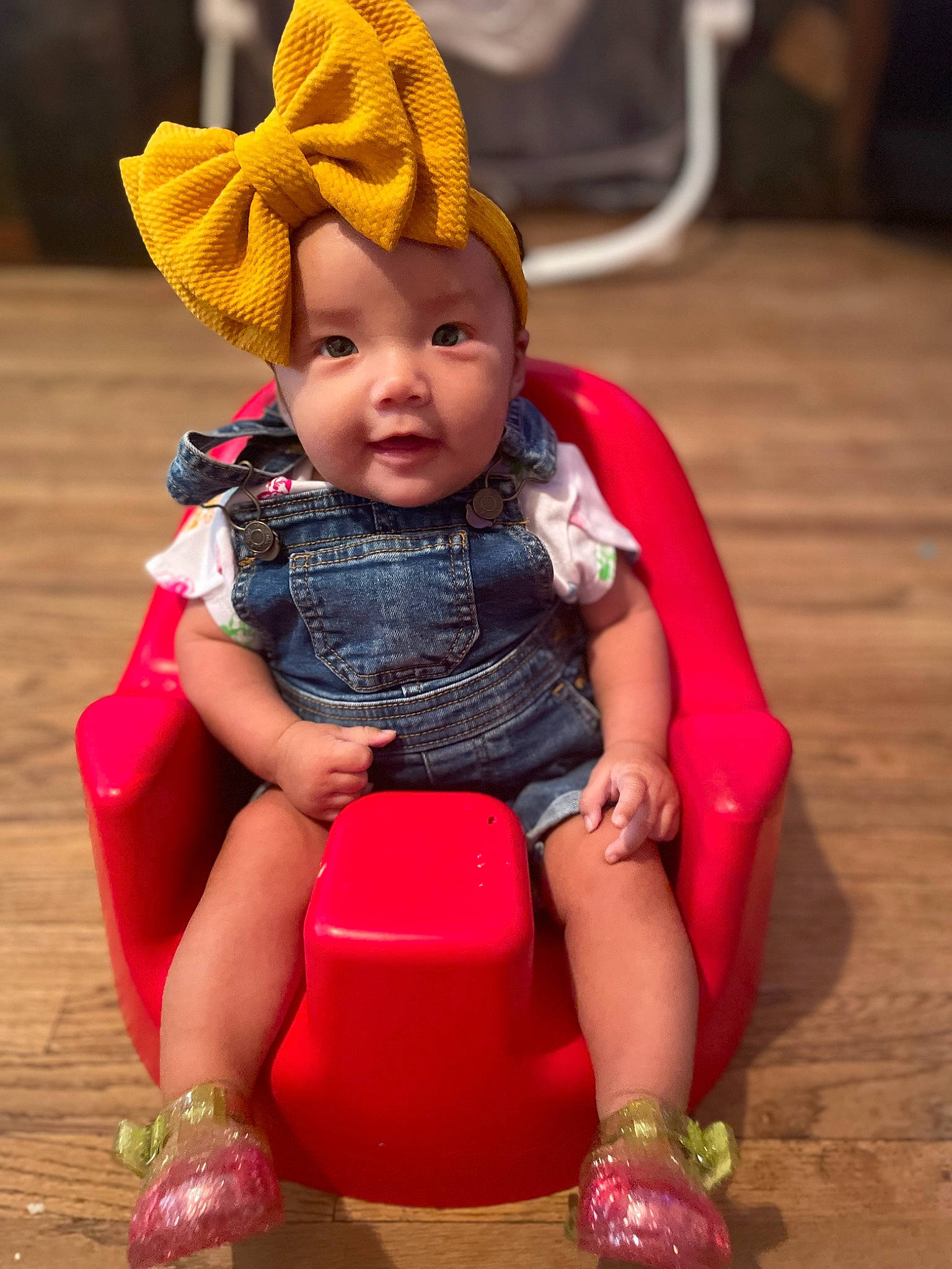 Milanya is registered to the contest to win money with this photo: baby, baby_toddler_clothing, chair, child, fashion_accessory, fun, happy, headwear, human_leg, lap, leisure, magenta, person, pink, play, purple, shoe, shorts, sitting, skin
