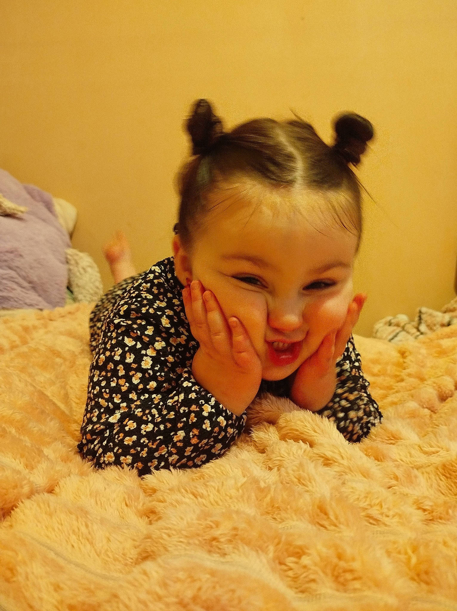 Amaraa a rejoint le concours — aidez-le/la à gagner de superbes lots ! arm, baby, baby_toddler_clothing, blond, child, comfort, flash_photography, flooring, fun, fur, happy, head, headpiece, iris, person, sitting, skin, sleeve, smile, toddler