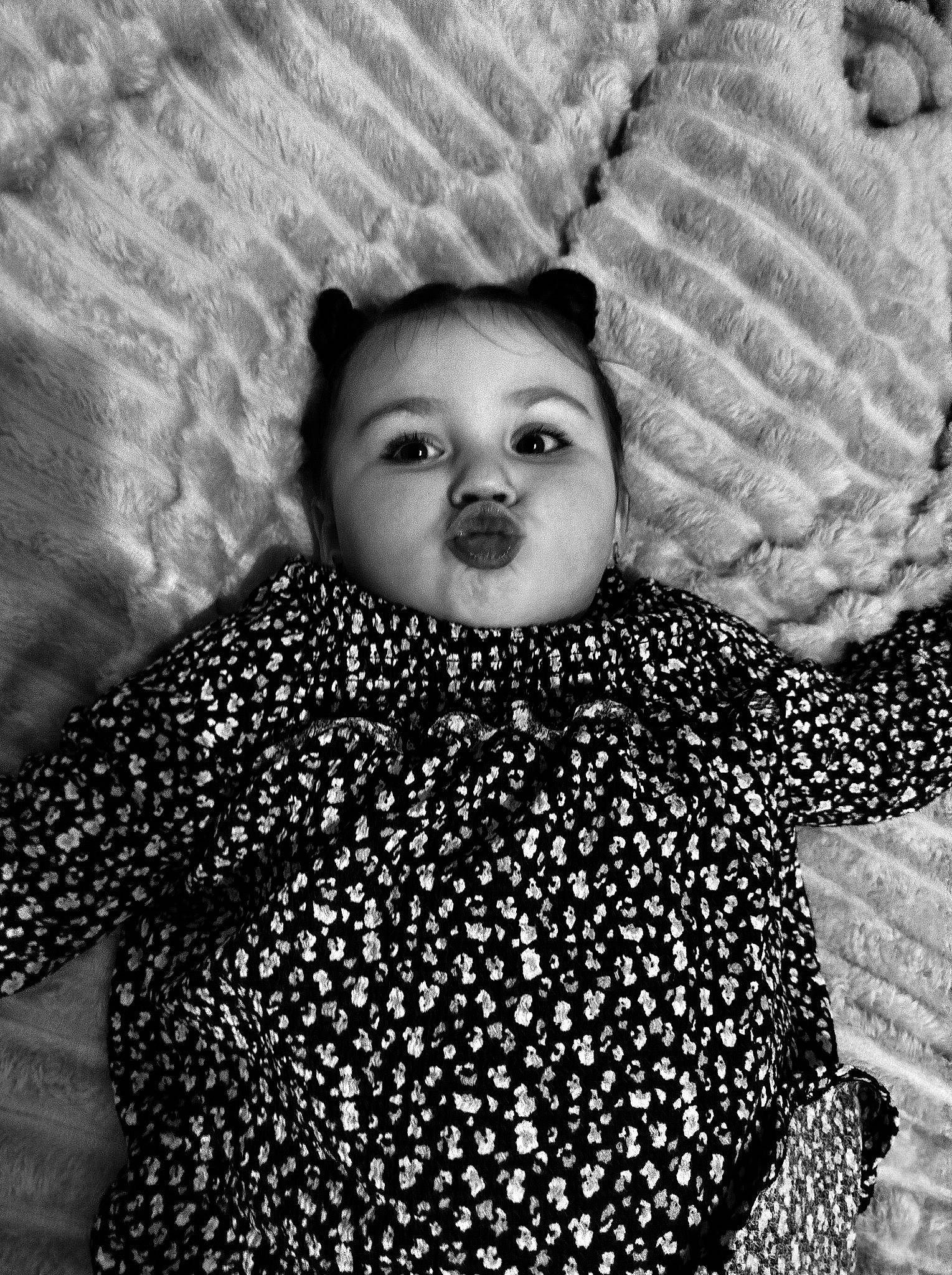 Amaraa a rejoint le concours — aidez-le/la à gagner de superbes lots ! black, black_and_white, comfort, cool, eye, face, facial_expression, hair, hairstyle, head, human, iris, organ, outerwear, person, skin, sleeve, style, textile, toddler