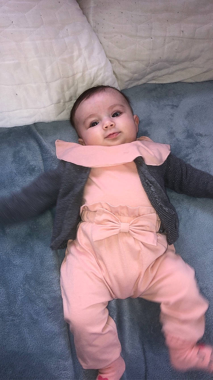 Amaraa a rejoint le concours — aidez-le/la à gagner de superbes lots ! abdomen, baby, baby_toddler_clothing, ball, cheek, comfort, finger, flash_photography, fun, gesture, happy, head, human_leg, linens, person, sitting, sleeve, smile, thumb, toddler