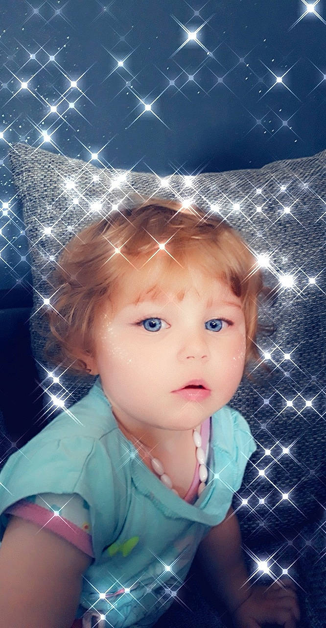 Eva participe au concours pour gagner de l'argent avec cette photo : cheek, child, eye, face, head, nose, person, photography, skin, sky, smile, space, toddler