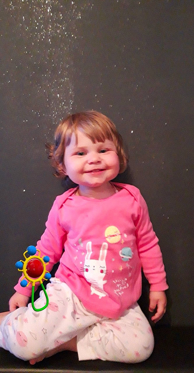 Eva a rejoint le concours — aidez-le/la à gagner de superbes lots ! baby, cheek, child, fun, happy, joy, person, pink, play, sitting, skin, smile, toddler