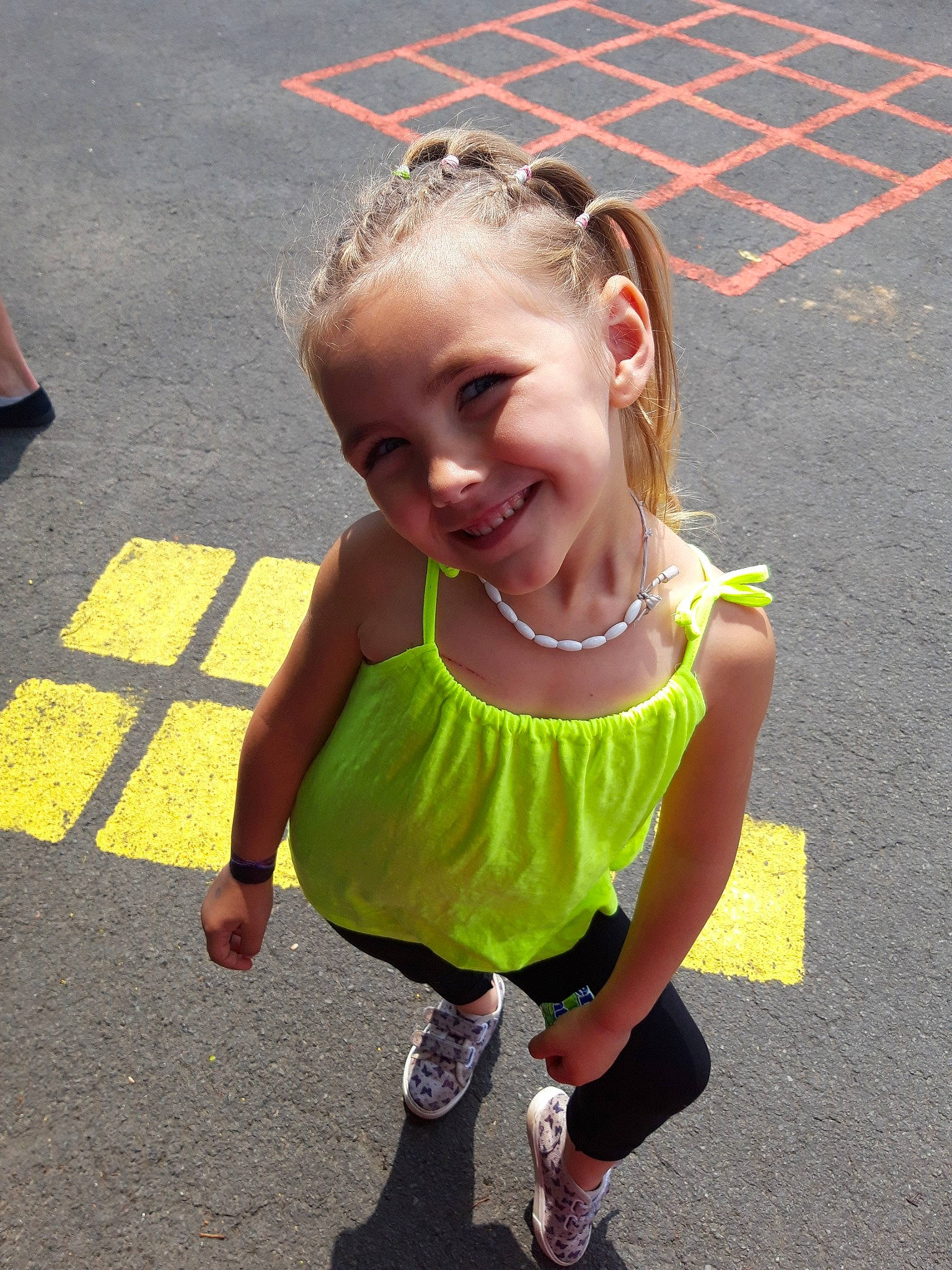 Lily-rose a rejoint le concours — aidez-le/la à gagner de superbes lots ! asphalt, child, fun, joy, person, play, shoe, summer, toddler, vacation, yellow