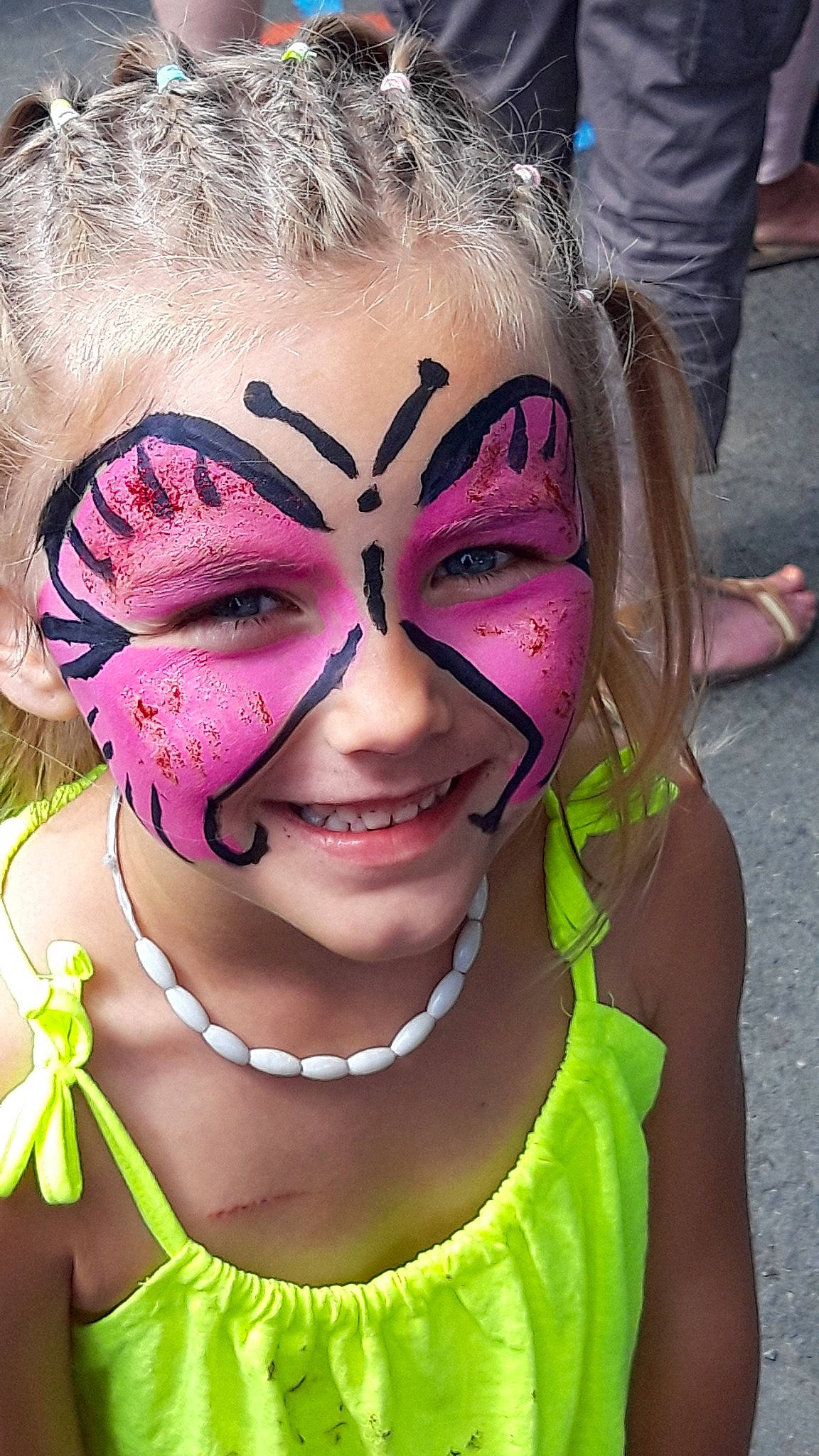 Lily-rose participe au concours pour gagner de l'argent avec cette photo : butterfly, carnival, face, festival, fun, head, joy, mask, masque, person, smile