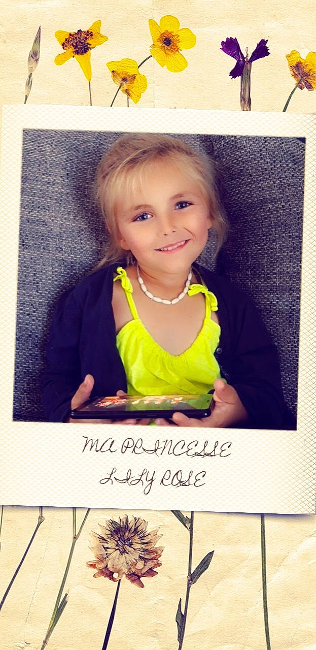 Lily-rose participe au concours pour gagner de l'argent avec cette photo : art, cheek, child, face, happy, head, joy, person, photo_caption, photography, picture_frame, portrait, room, smile, text, toddler, yellow