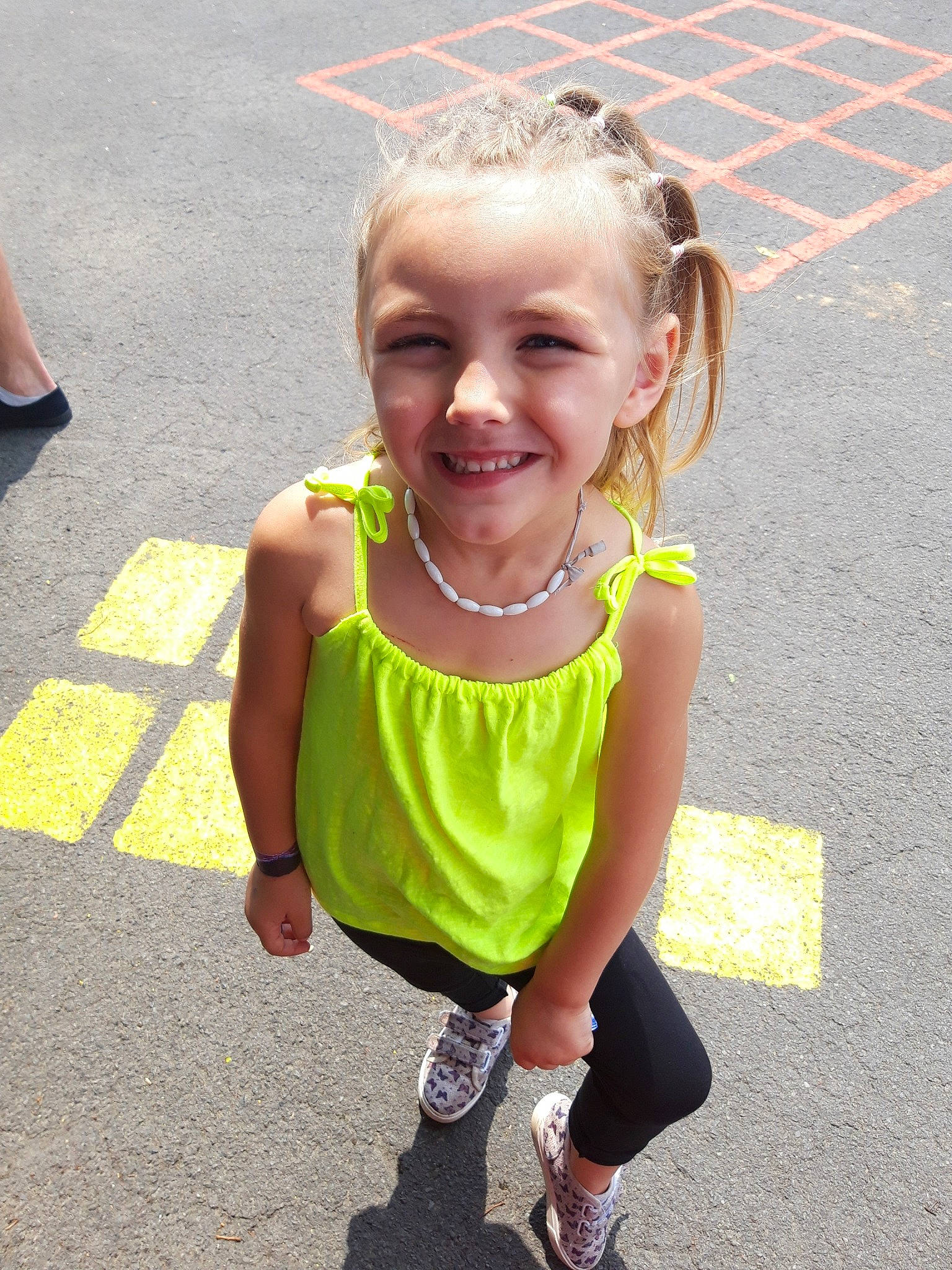 Lily-rose a rejoint le concours — aidez-le/la à gagner de superbes lots ! child, fun, happy, joy, person, play, smile, summer, toddler, vacation, yellow