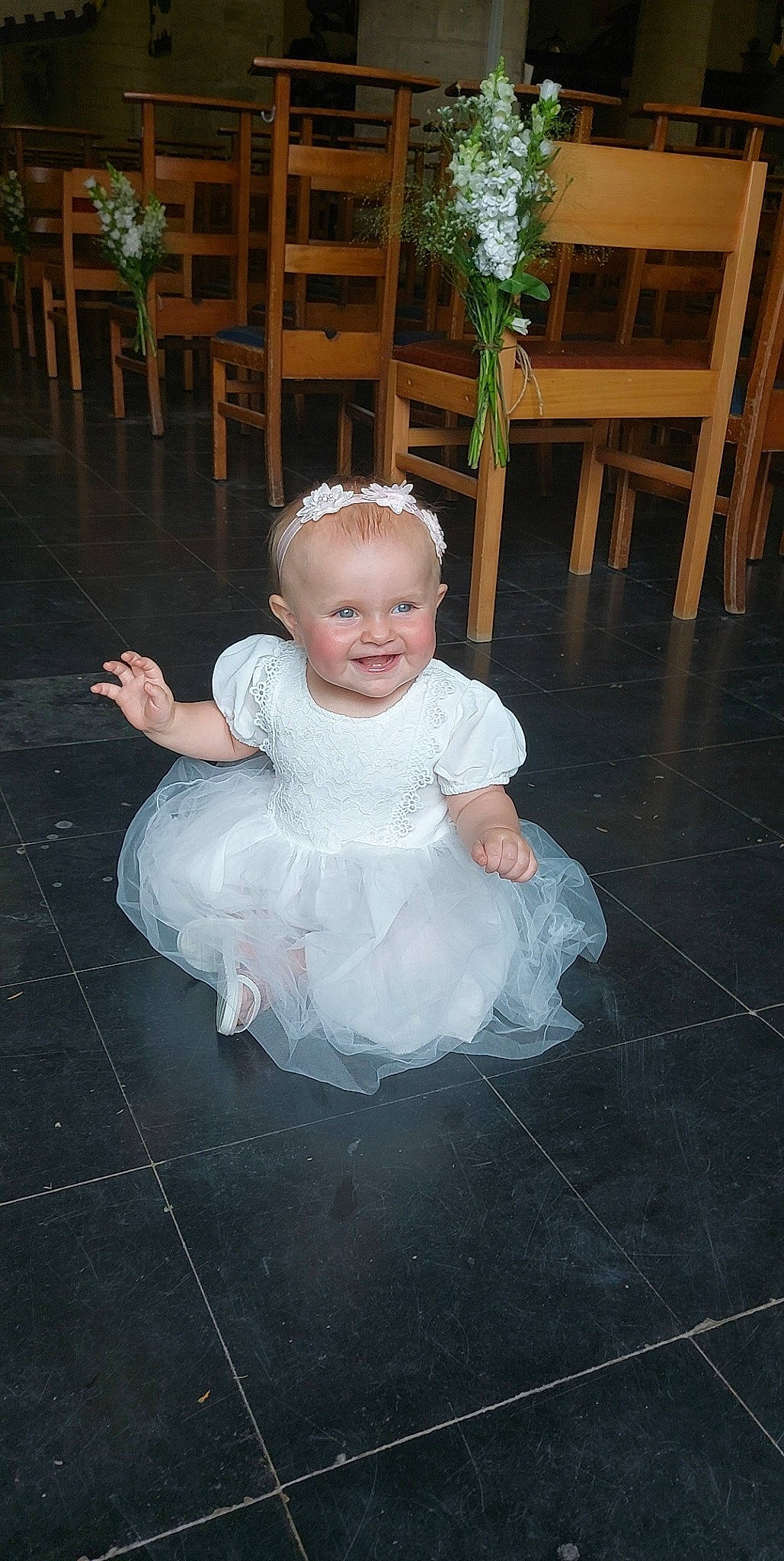 Naya a rejoint le concours — aidez-le/la à gagner de superbes lots ! baby, baby_toddler_clothing, bridal_accessory, chair, child, dress, embellishment, event, flash_photography, flooring, fun, grass, happy, hardwood, headpiece, jewellery, joy, person, plant, smile