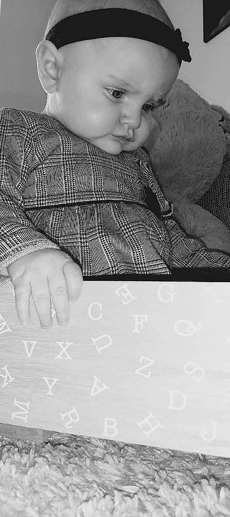 Naya a rejoint le concours — aidez-le/la à gagner de superbes lots ! baby, black, black_and_white, eye, finger, flooring, font, gesture, hand, human, human_body, nail, neck, nose, people, person, sleeve, style, textile, toddler