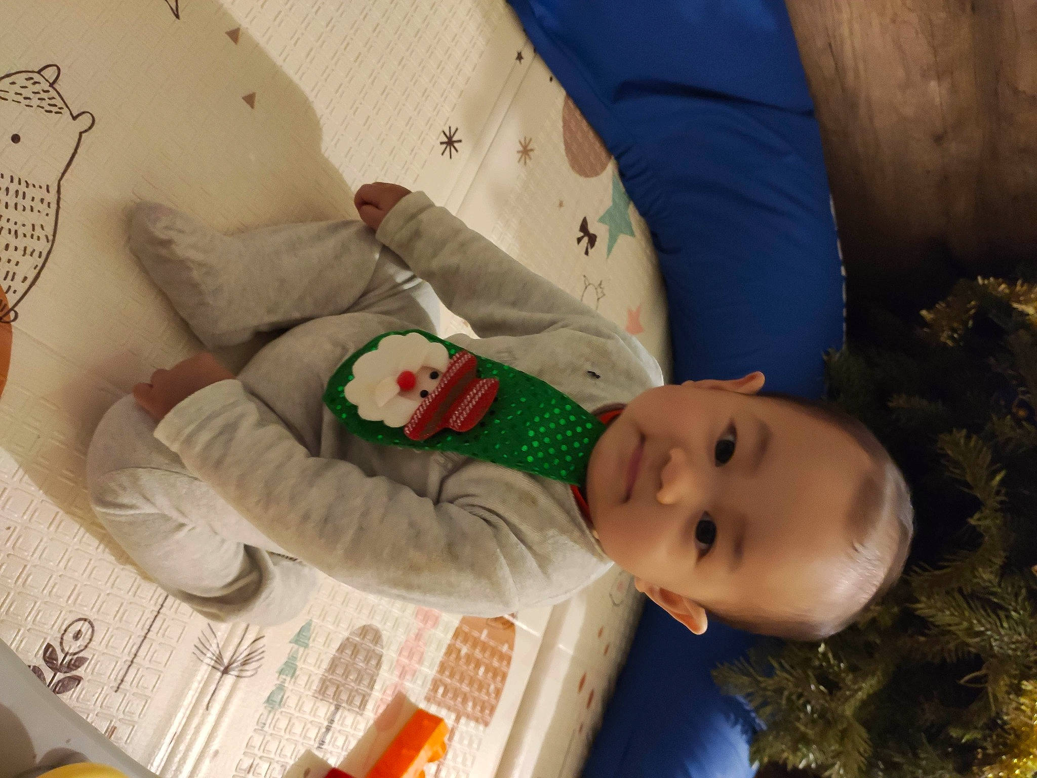 Yann a rejoint le concours — aidez-le/la à gagner de superbes lots ! baby, baby_products, baby_toddler_clothing, carmine, cheek, child, comfort, happy, hat, lap, linens, newspaper, person, room, sitting, smile, sock, textile, toddler