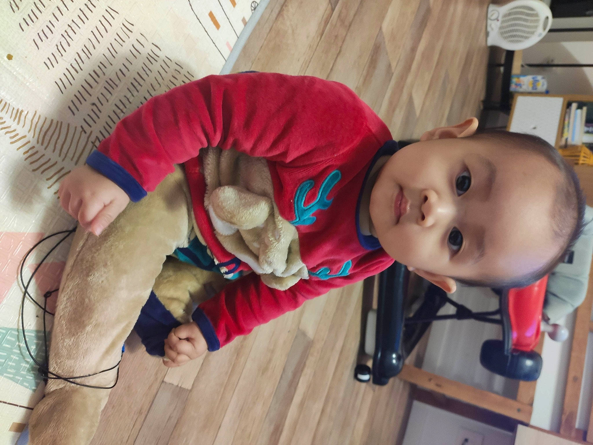 Yann a rejoint le concours — aidez-le/la à gagner de superbes lots ! baby, baby_safety, baby_toddler_clothing, child, clothing, comfort, elbow, flooring, fun, hardwood, human_body, leg, mammal, organ, person, room, sitting, skin, toddler, vertebrate