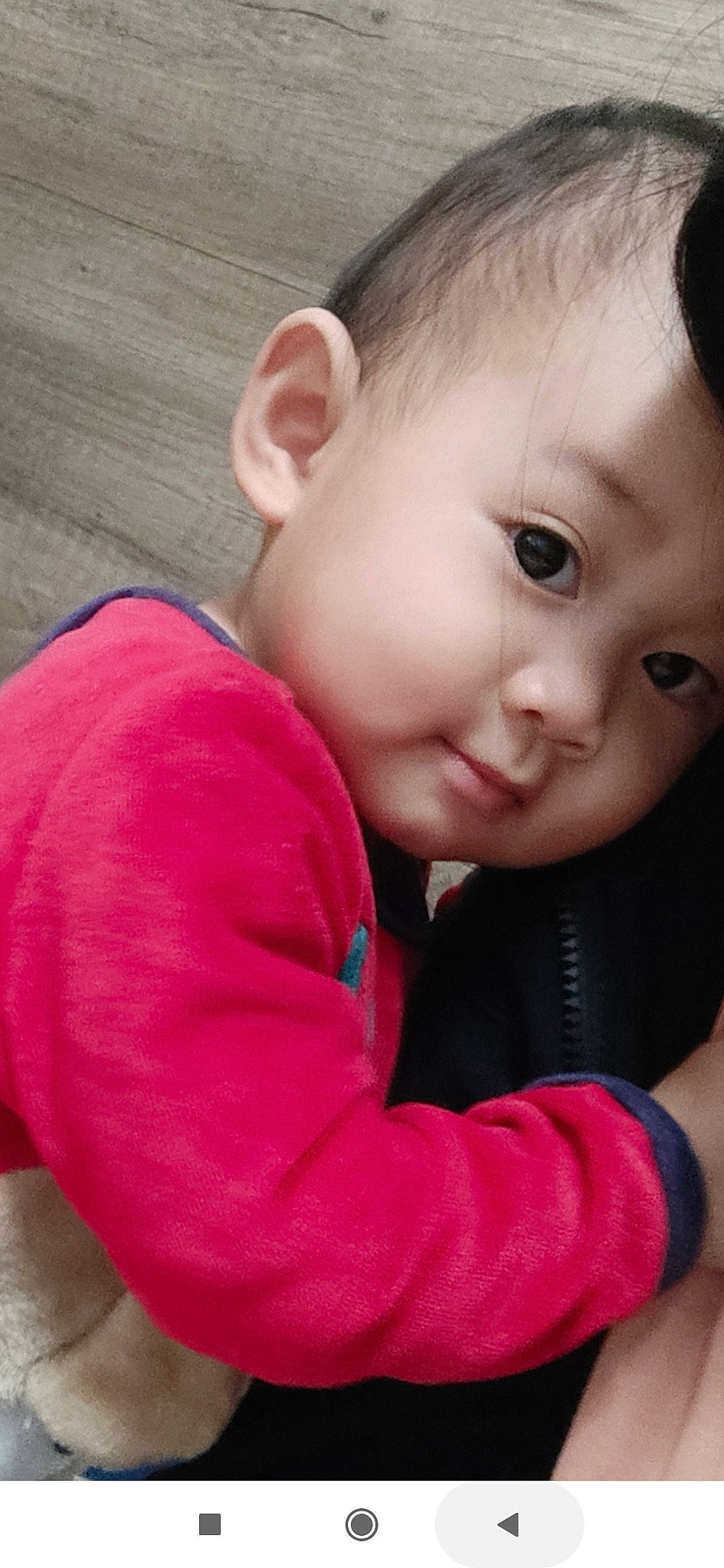 Yann a rejoint le concours — aidez-le/la à gagner de superbes lots ! baby, baby_toddler_clothing, cheek, ear, eye, eyebrow, eyelash, facial_expression, finger, flooring, gesture, hairstyle, happy, iris, lip, nose, person, pink, skin, sleeve