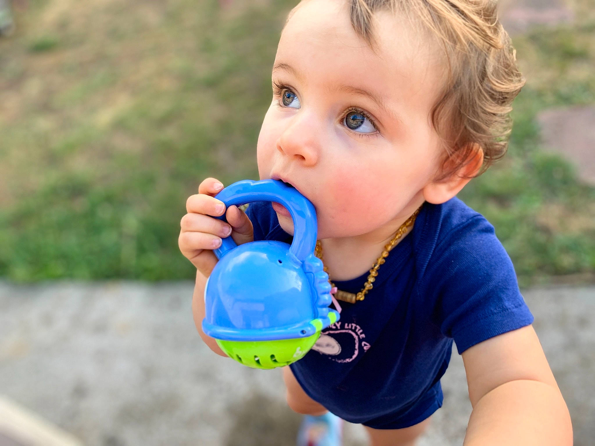 Candice a rejoint le concours — aidez-le/la à gagner de superbes lots ! baby, child, drinking, fun, hand, person, play, recreation, surprise, toddler, vacation, water, water_bottle