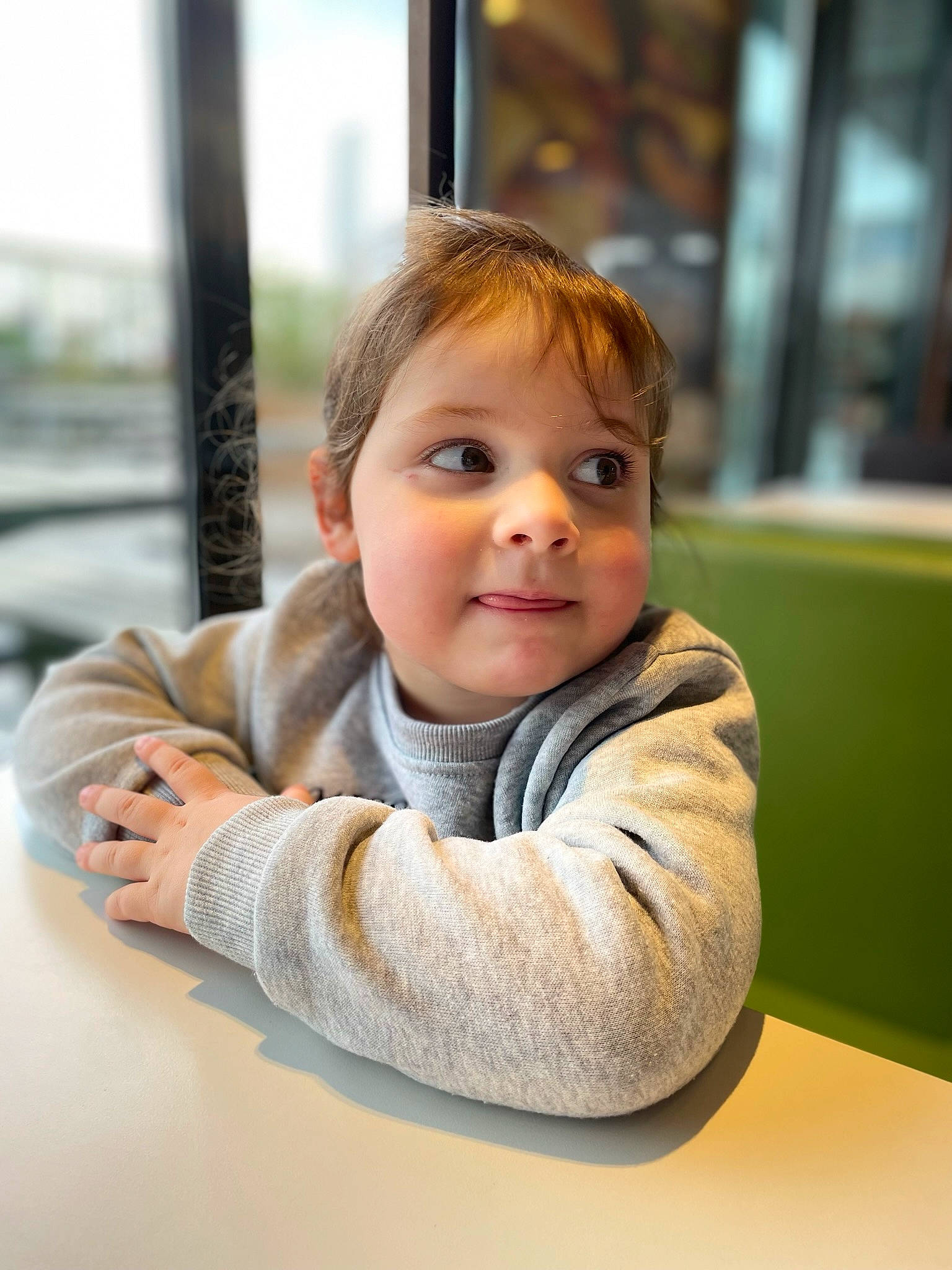 Candice participe au concours pour gagner de l'argent avec cette photo : baby, cheek, child, comfort, flooring, fun, happy, hoodie, leisure, lip, nose, person, portrait_photography, room, sitting, sleeve, t_shirt, toddler, vacation, window