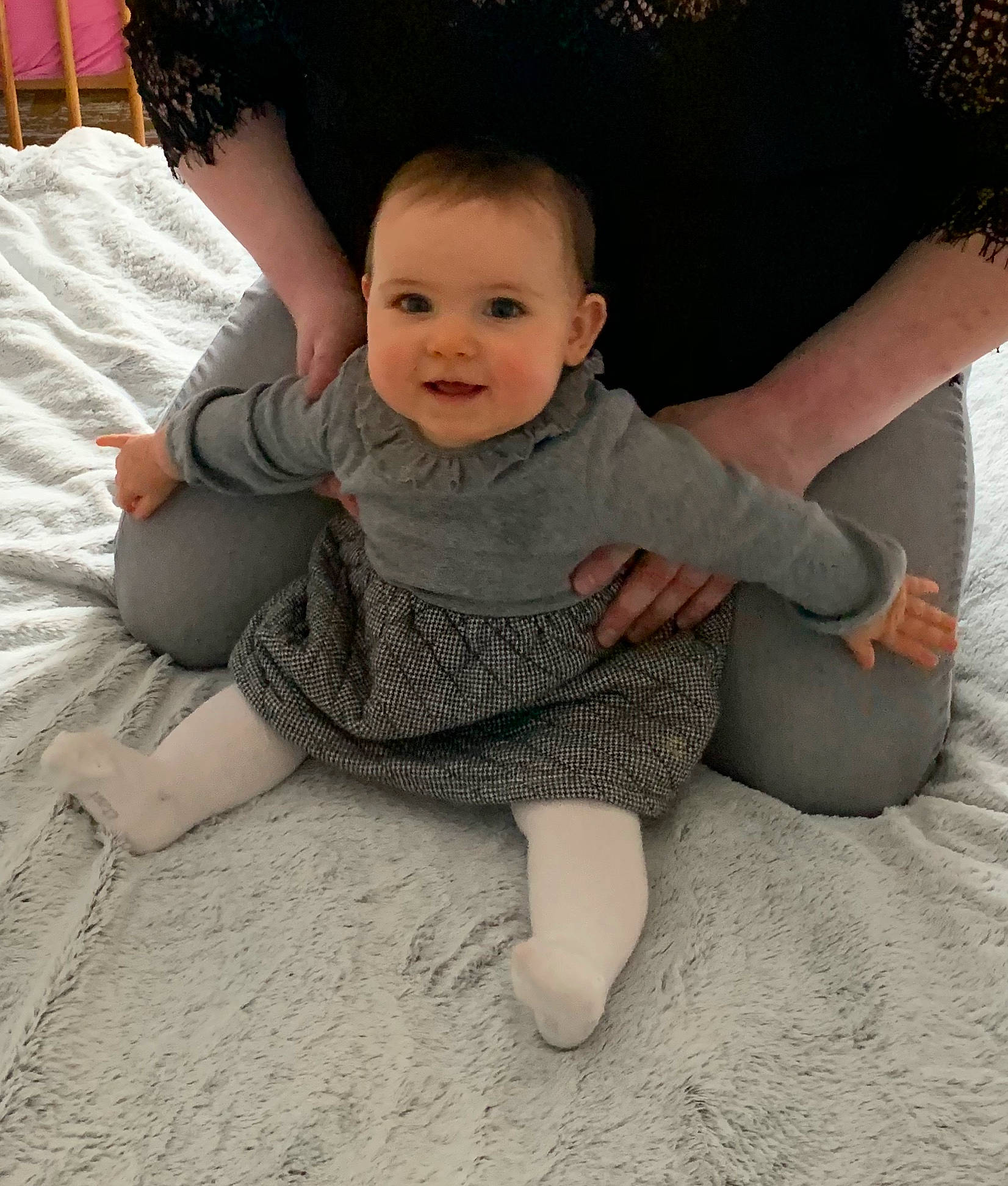 Candice participe au concours pour gagner de l'argent avec cette photo : arm, baby, barefoot, cheek, child, face, finger, floor, flooring, foot, hand, head, joint, leg, person, play, sitting, skin, smile, toddler