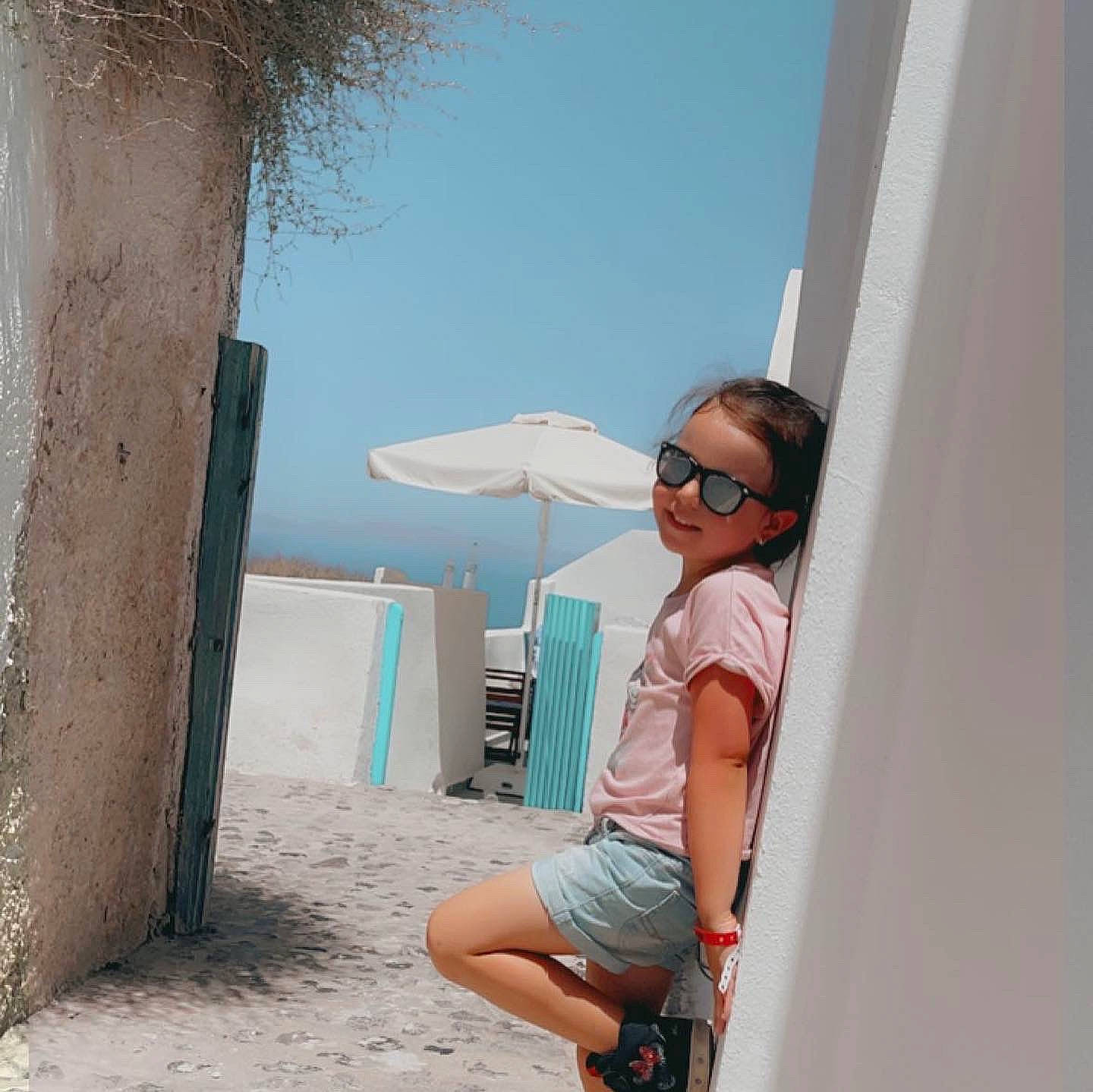 Léna a rejoint le concours — aidez-le/la à gagner de superbes lots ! chair, eyewear, fashion_accessory, fun, glasses, human_leg, landscape, leisure, person, recreation, room, shade, shorts, sitting, sunglasses, surfboard, tints_and_shades, travel, umbrella, vacation