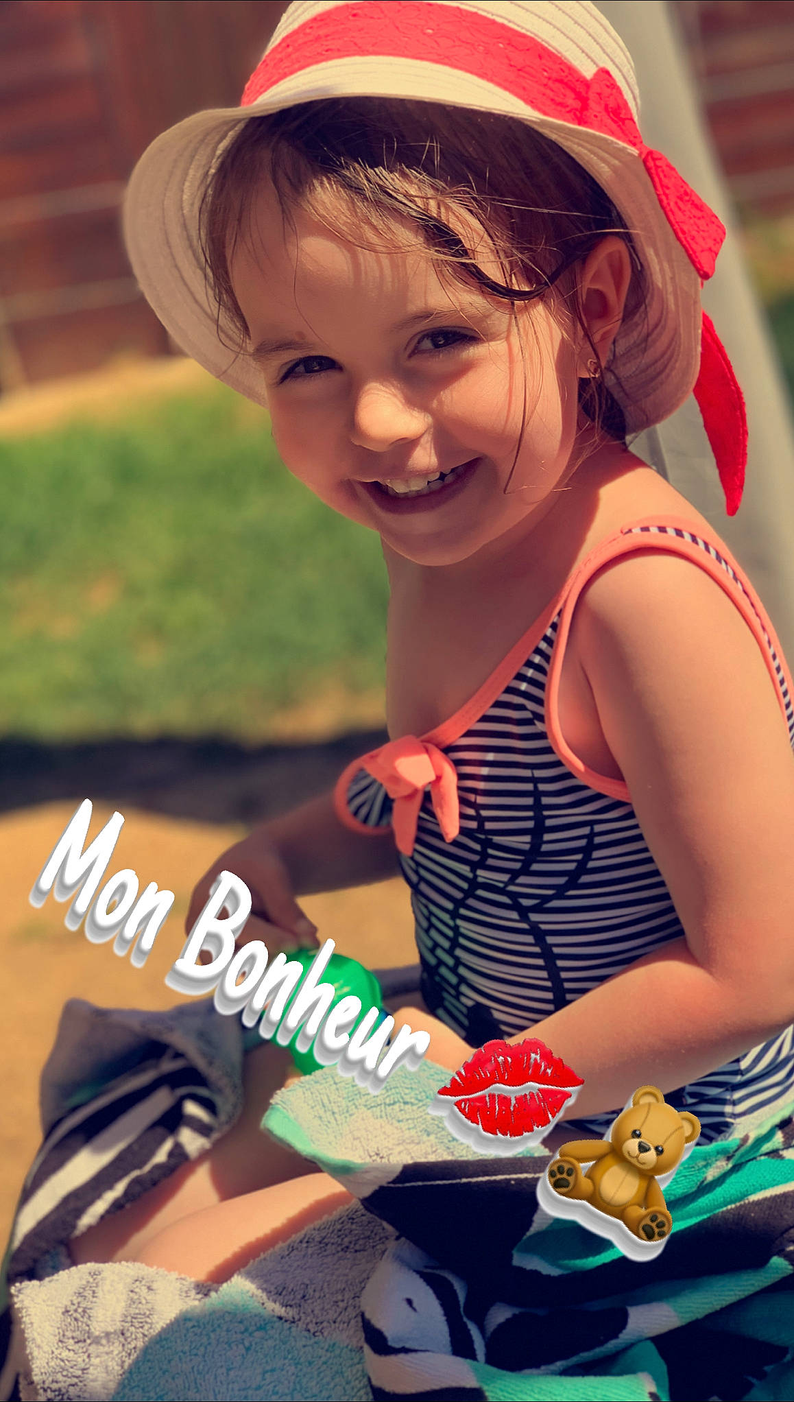 Léna a rejoint le concours — aidez-le/la à gagner de superbes lots ! baby_playing_with_toys, beauty, cap, child, cool, facial_expression, fun, hairstyle, happy, hat, human, joy, leisure, organ, person, photograph, recreation, skin, smile, snapshot