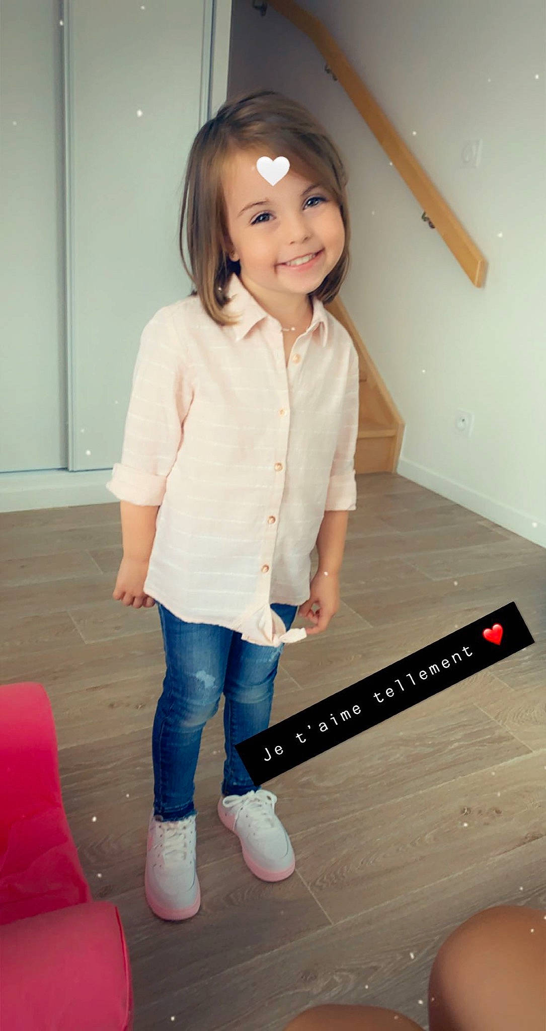 Léna a rejoint le concours — aidez-le/la à gagner de superbes lots ! cool, dress_shirt, face, flash_photography, hair, happy, human_body, jeans, joy, knee, neck, person, skin, sleeve, smile, sportswear, standing, street_fashion, t_shirt, thigh