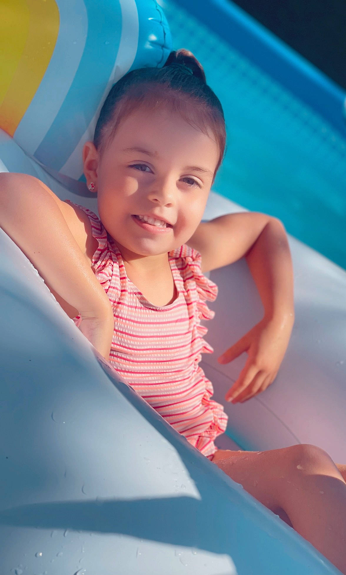 Léna a rejoint le concours — aidez-le/la à gagner de superbes lots ! aqua, arm, azure, baby, bathing, blue, child, comfort, facial_expression, finger, fun, games, happy, joy, leisure, person, pink, recreation, skin, smile