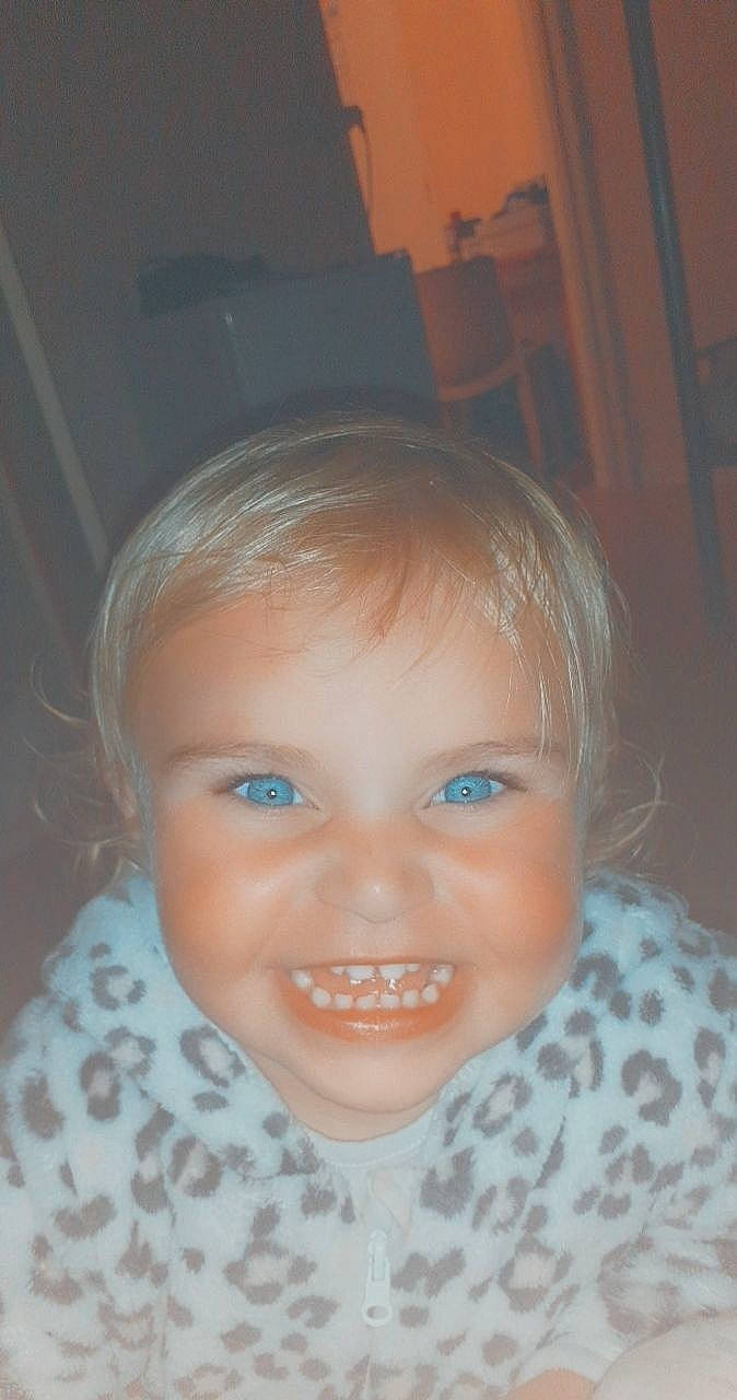 Rihanna participe au concours pour gagner de l'argent avec cette photo : blond, cheek, child, chin, eye, eyebrow, face, facial_expression, forehead, hair, head, iris, joy, lip, mouth, nose, organ, person, skin, smile