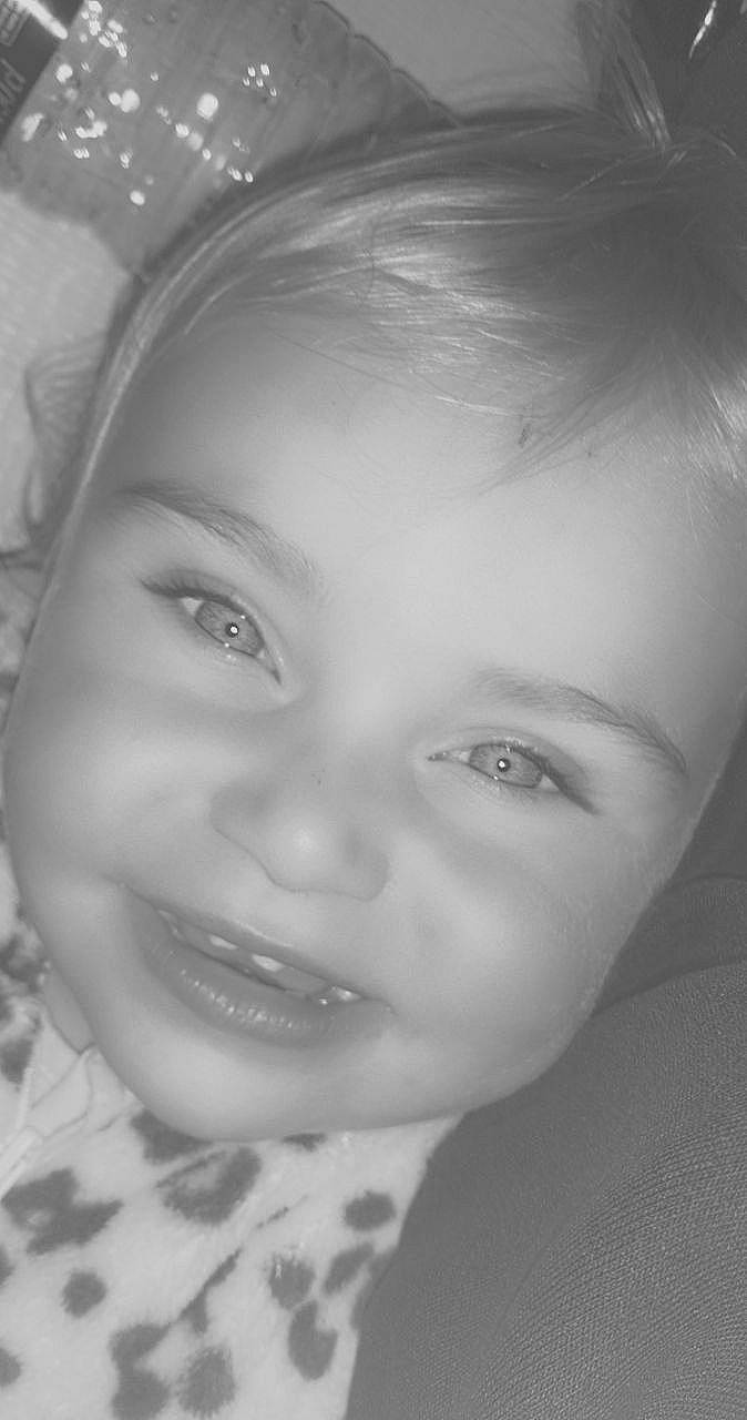 Rihanna participe au concours pour gagner de l'argent avec cette photo : beauty, black_and_white, cheek, child, chin, close_up, eye, eyebrow, face, facial_expression, forehead, hair, head, iris, joy, lip, nose, person, photograph, skin