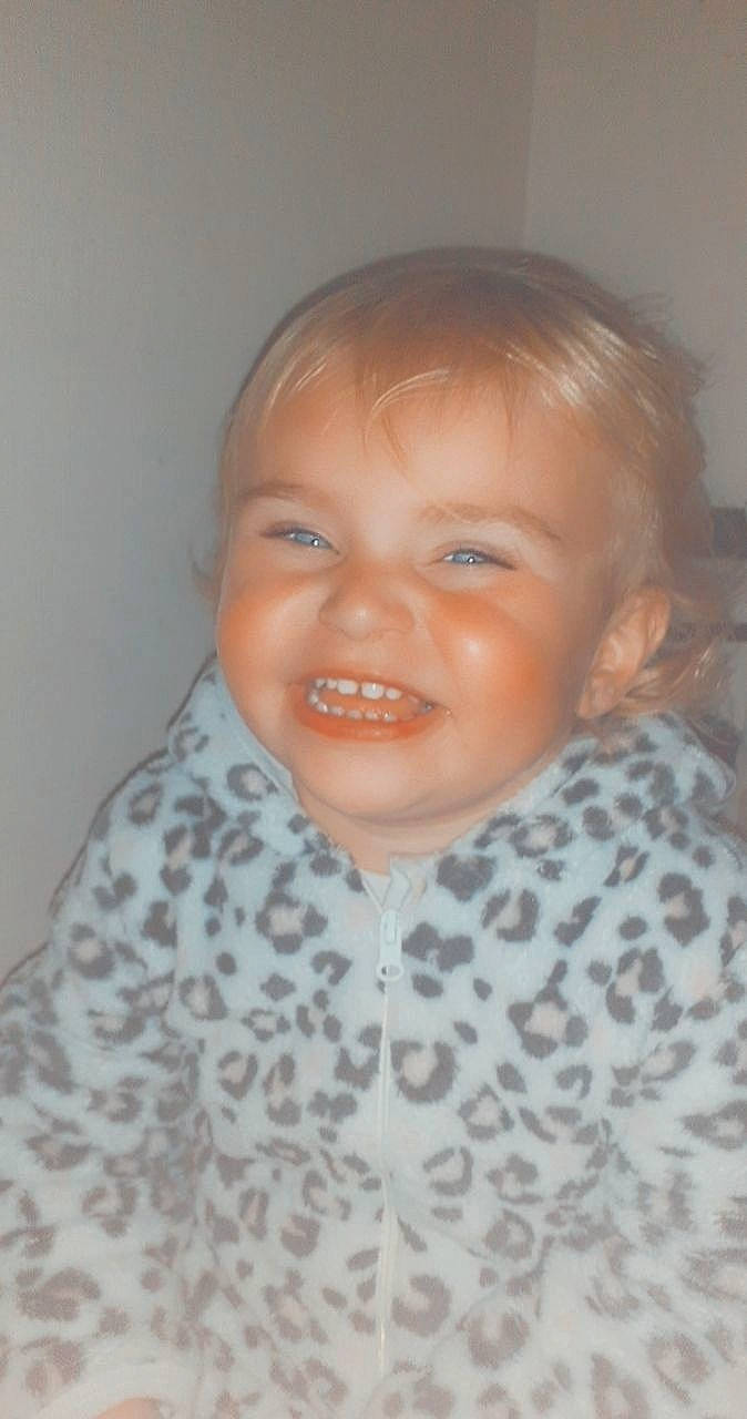 Rihanna participe au concours pour gagner de l'argent avec cette photo : baby, cheek, child, chin, eye, eyebrow, face, facial_expression, forehead, head, iris, joy, lip, mouth, nose, person, skin, smile, toddler