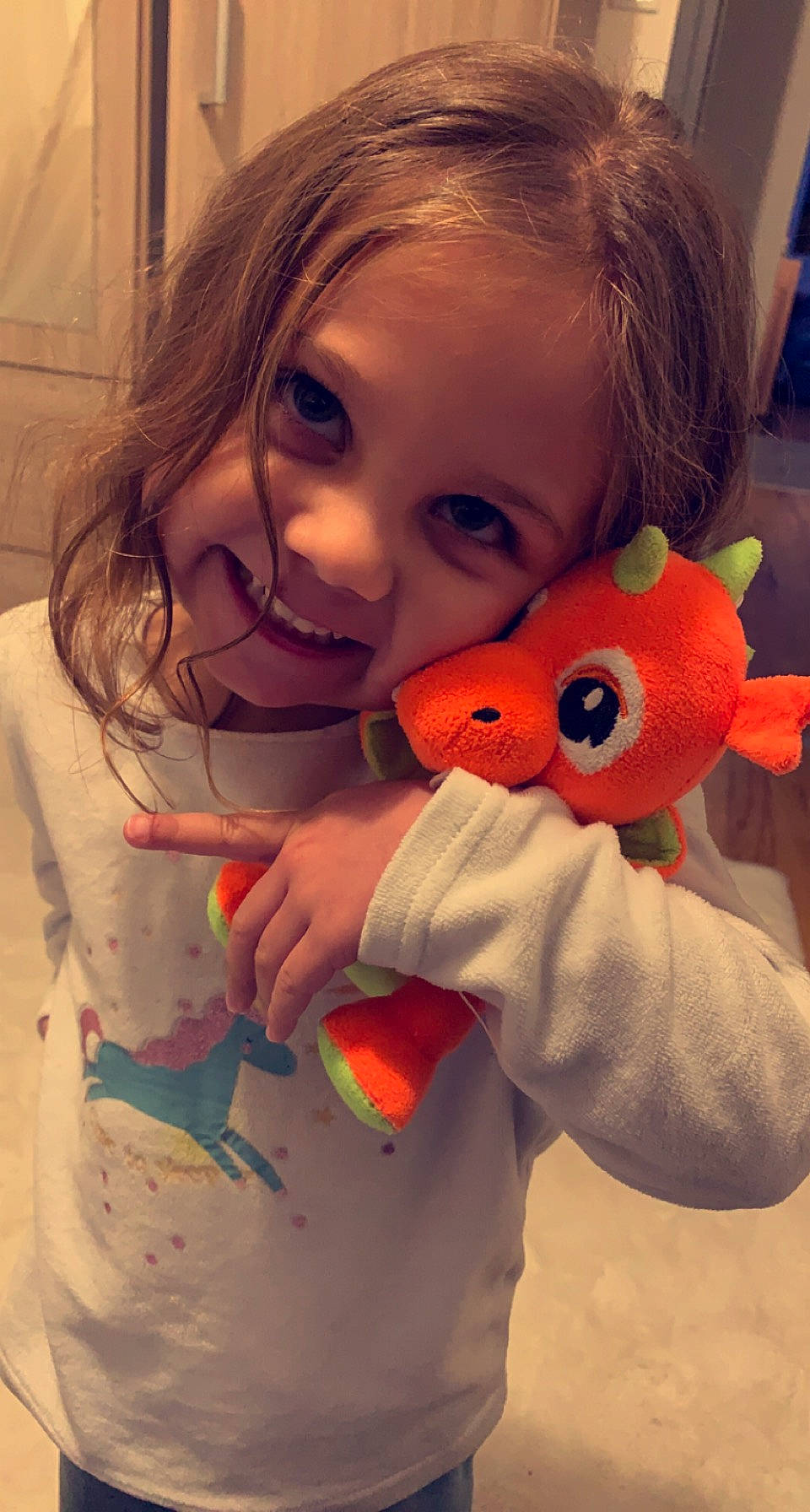 énaya a rejoint le concours — aidez-le/la à gagner de superbes lots ! arm, cheek, cool, eyelash, finger, fun, gesture, hand, happy, iris, joy, lip, mouth, nose, people, person, skin, sleeve, smile, textile