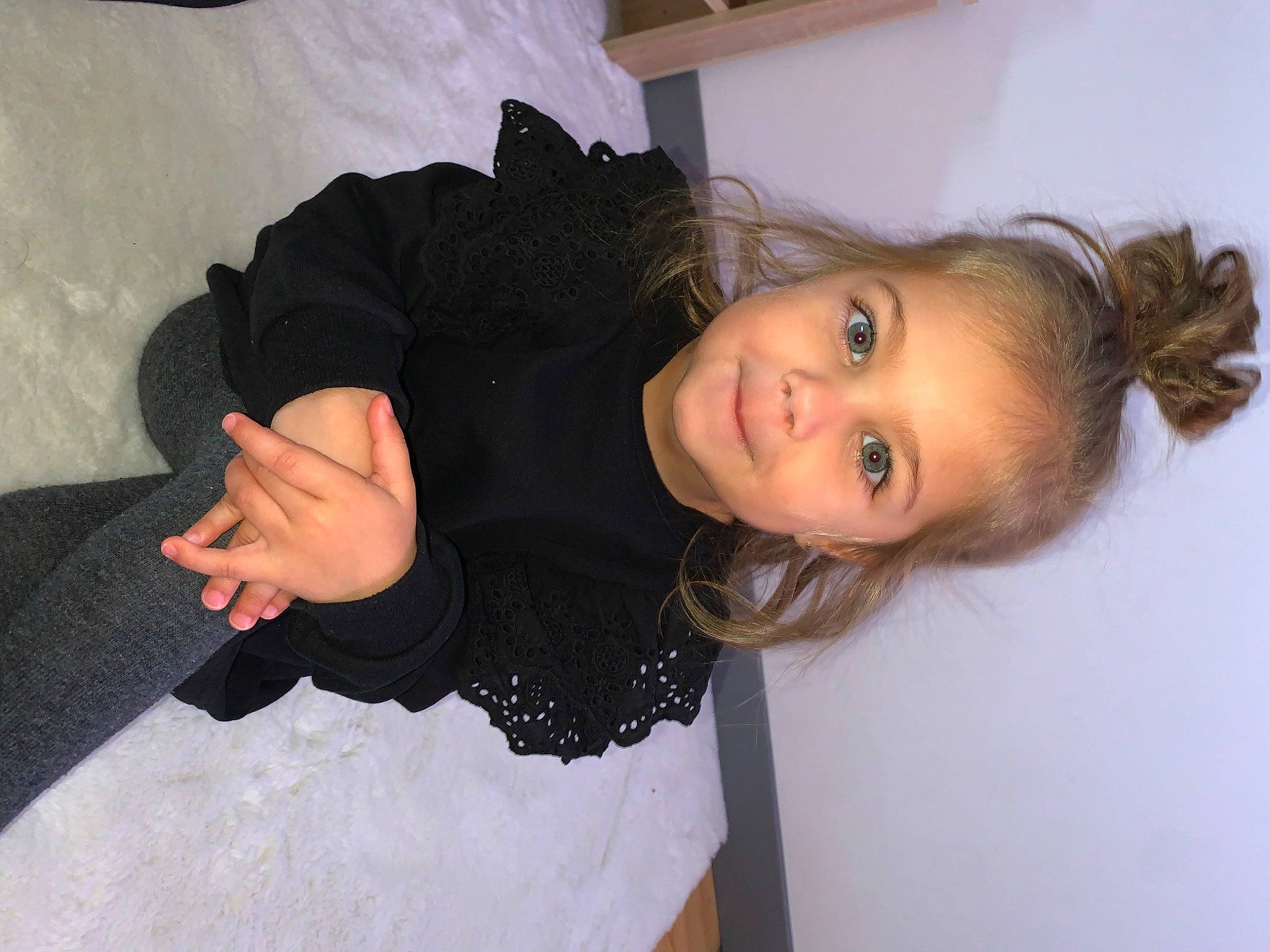 énaya a rejoint le concours — aidez-le/la à gagner de superbes lots ! cheek, child, comfort, eye, flooring, fun, fur, gesture, hair, happy, head, long_hair, nose, person, room, sitting, skin, sleeve, smile, thumb