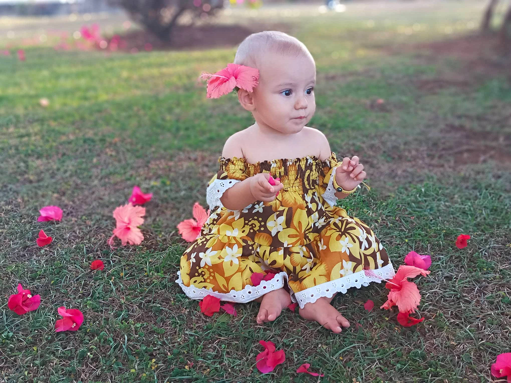 Léïa a rejoint le concours — aidez-le/la à gagner de superbes lots ! baby, baby_toddler_clothing, botany, child, dress, flower, fun, grass, grass_family, happy, lawn, leaf, meadow, people_in_nature, person, petal, pink, plant, toddler, toy